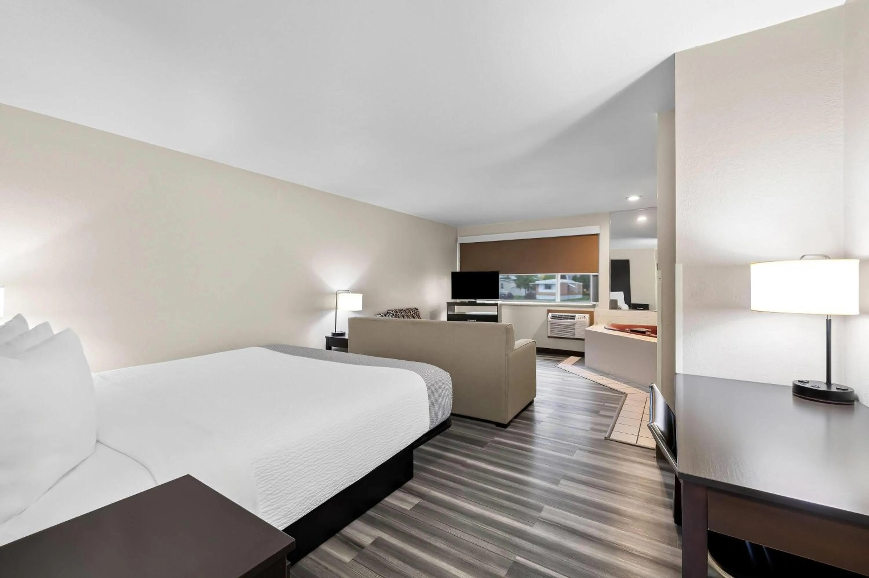 Bath, Bed in Super 8 by Wyndham La Crosse
