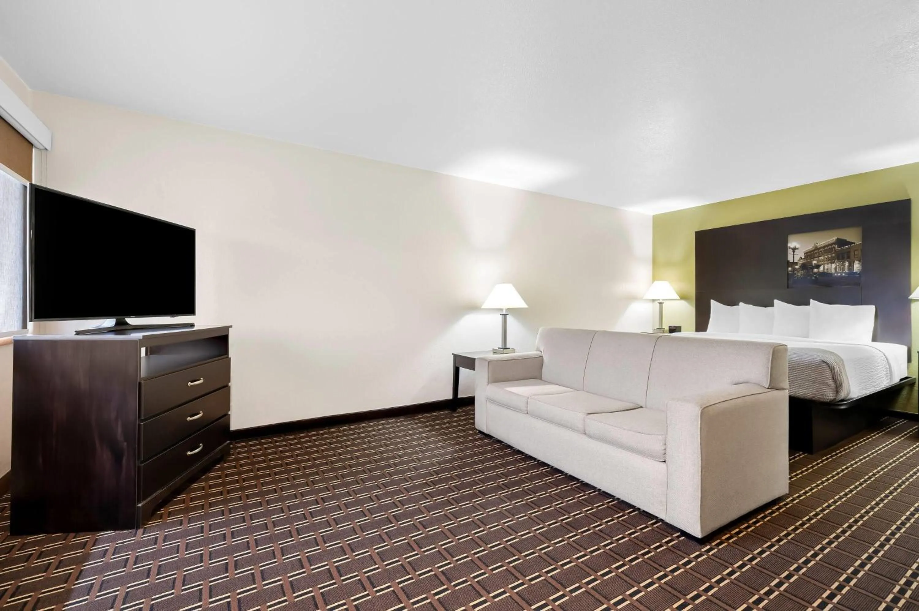 Photo of the whole room, Bed in Super 8 by Wyndham La Crosse