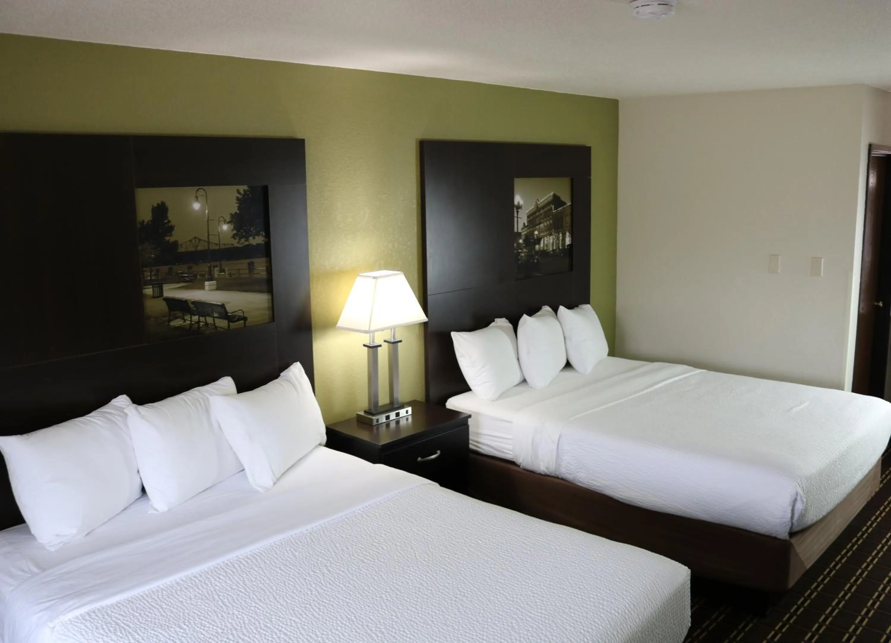 Photo of the whole room, Bed in Super 8 by Wyndham La Crosse