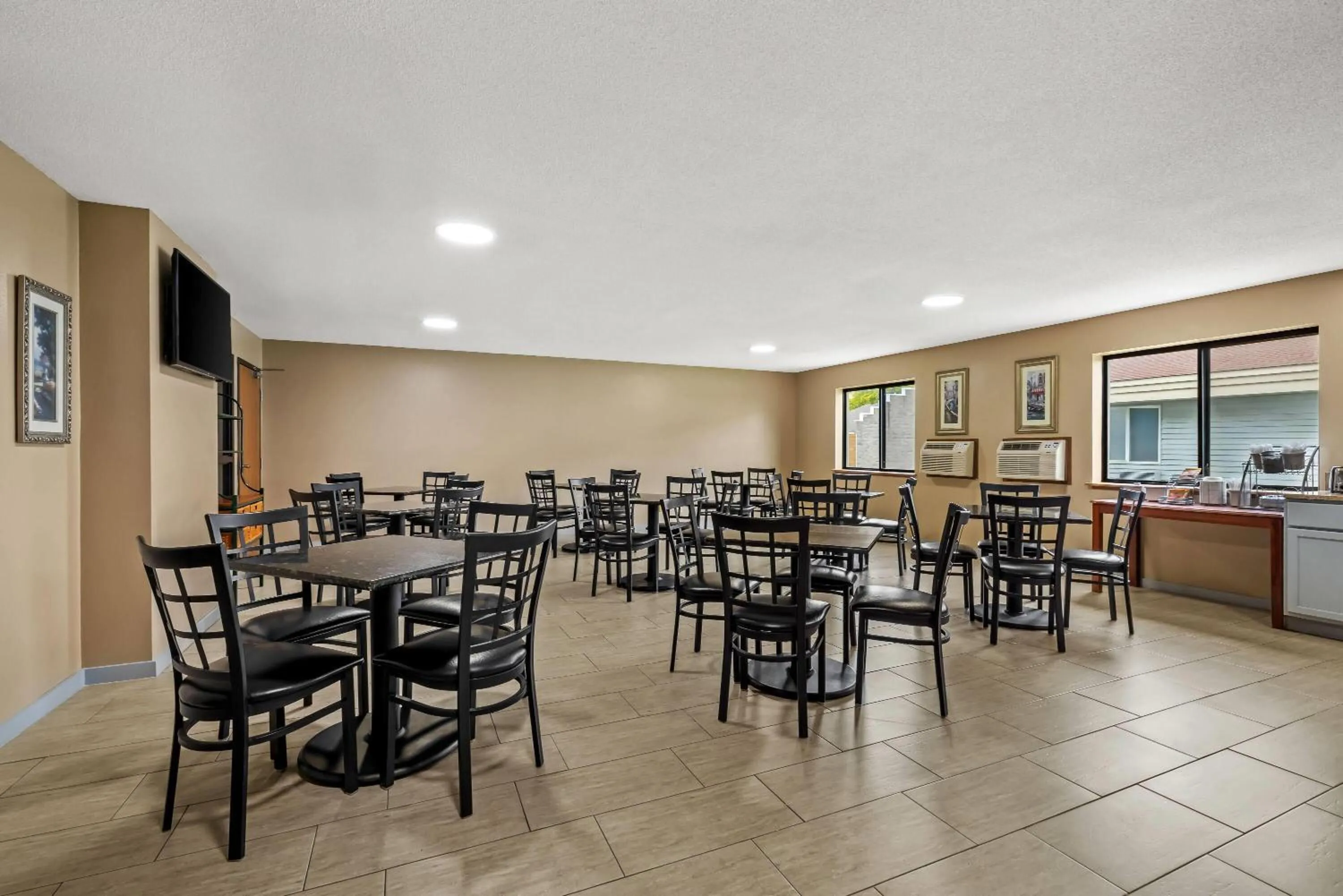 Restaurant/places to eat in Super 8 by Wyndham La Crosse