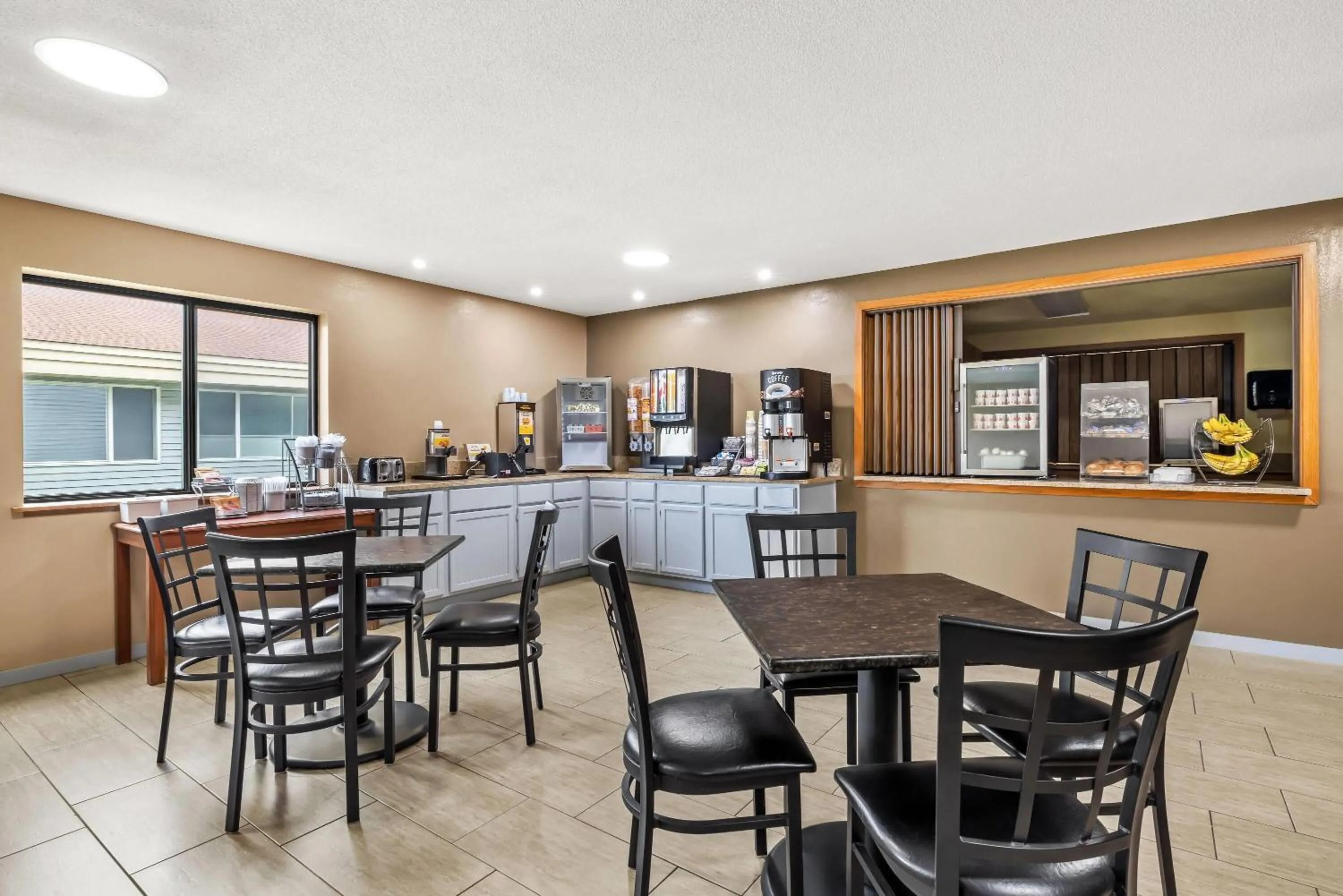 Restaurant/places to eat in Super 8 by Wyndham La Crosse