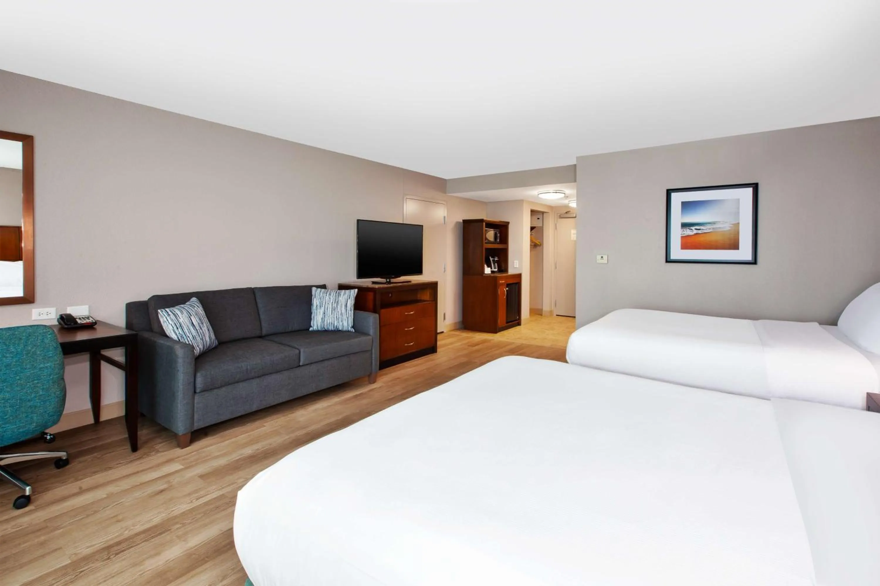 Living room, Bed in Hilton Garden Inn Virginia Beach Oceanfront