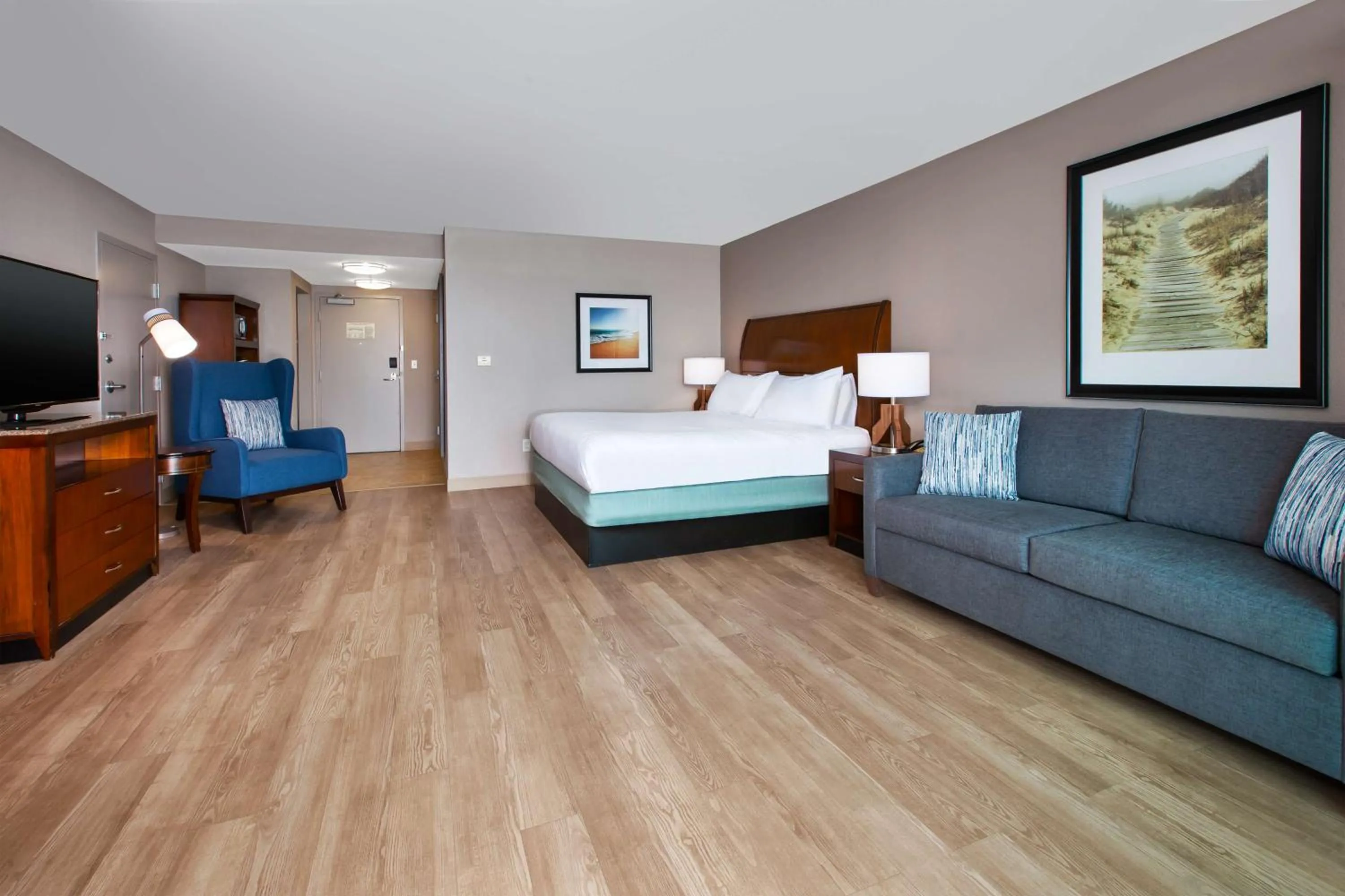 Living room, Bed in Hilton Garden Inn Virginia Beach Oceanfront