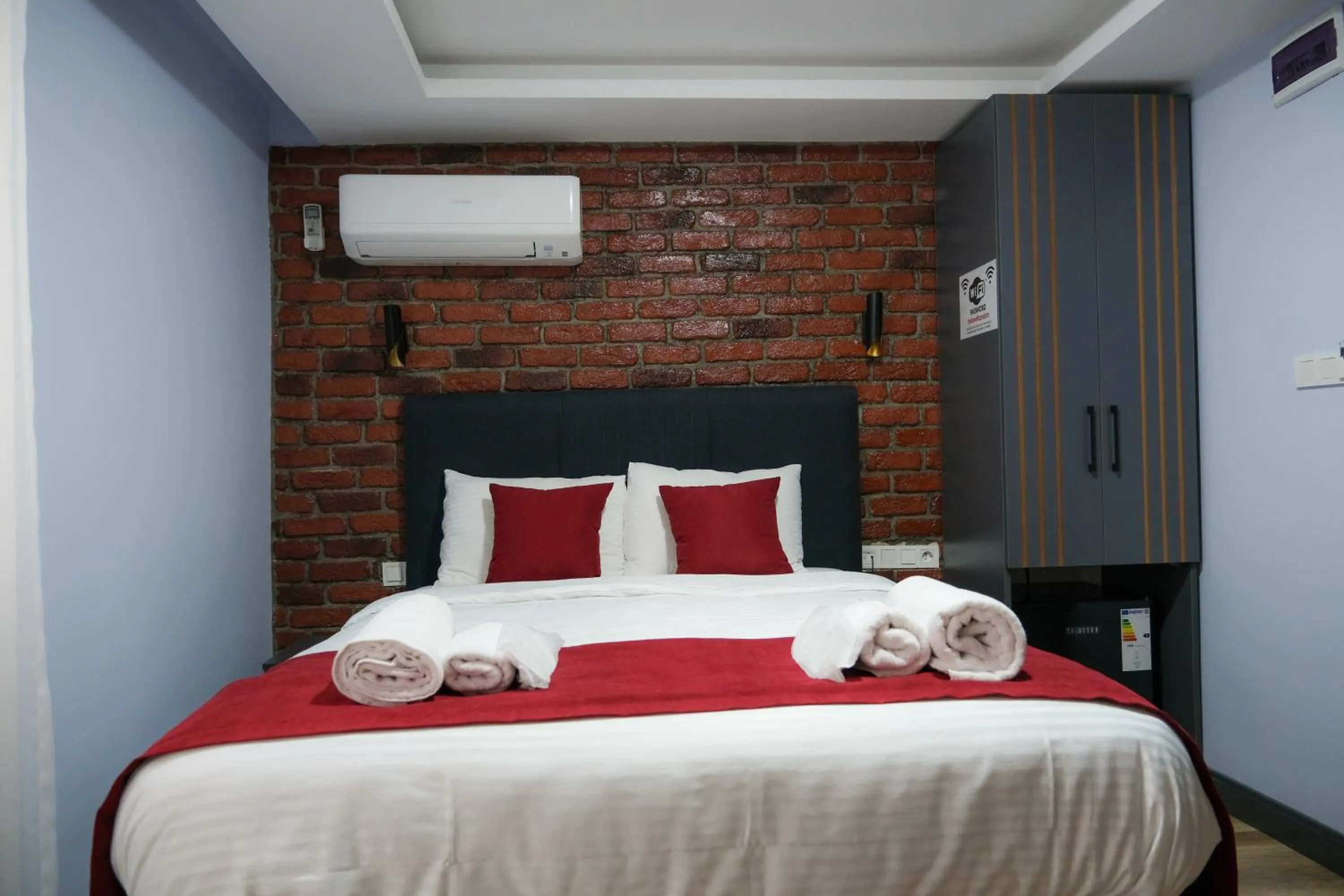 Photo of the whole room, Bed in Yellow Mansion