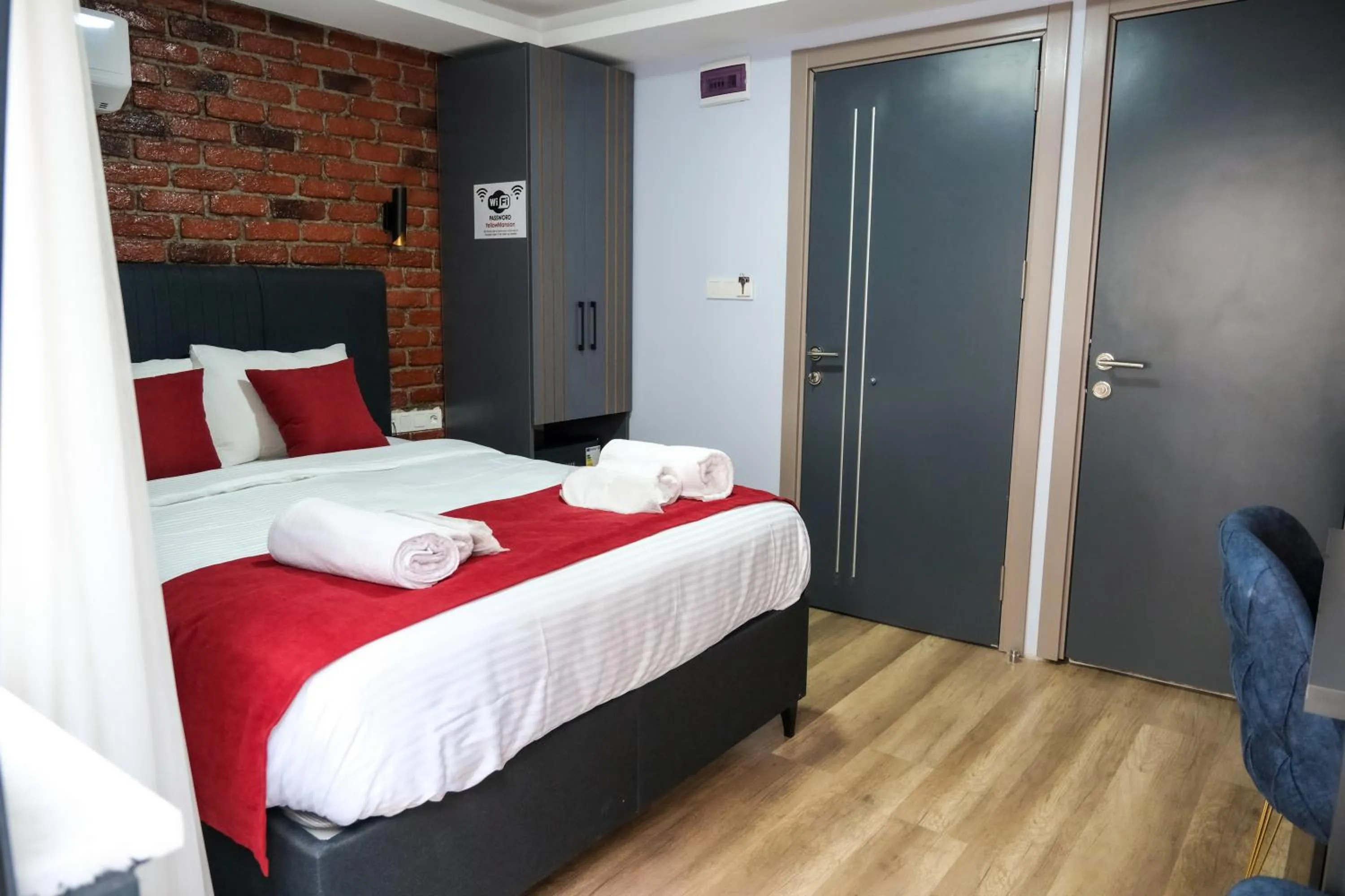 Photo of the whole room, Bed in Yellow Mansion