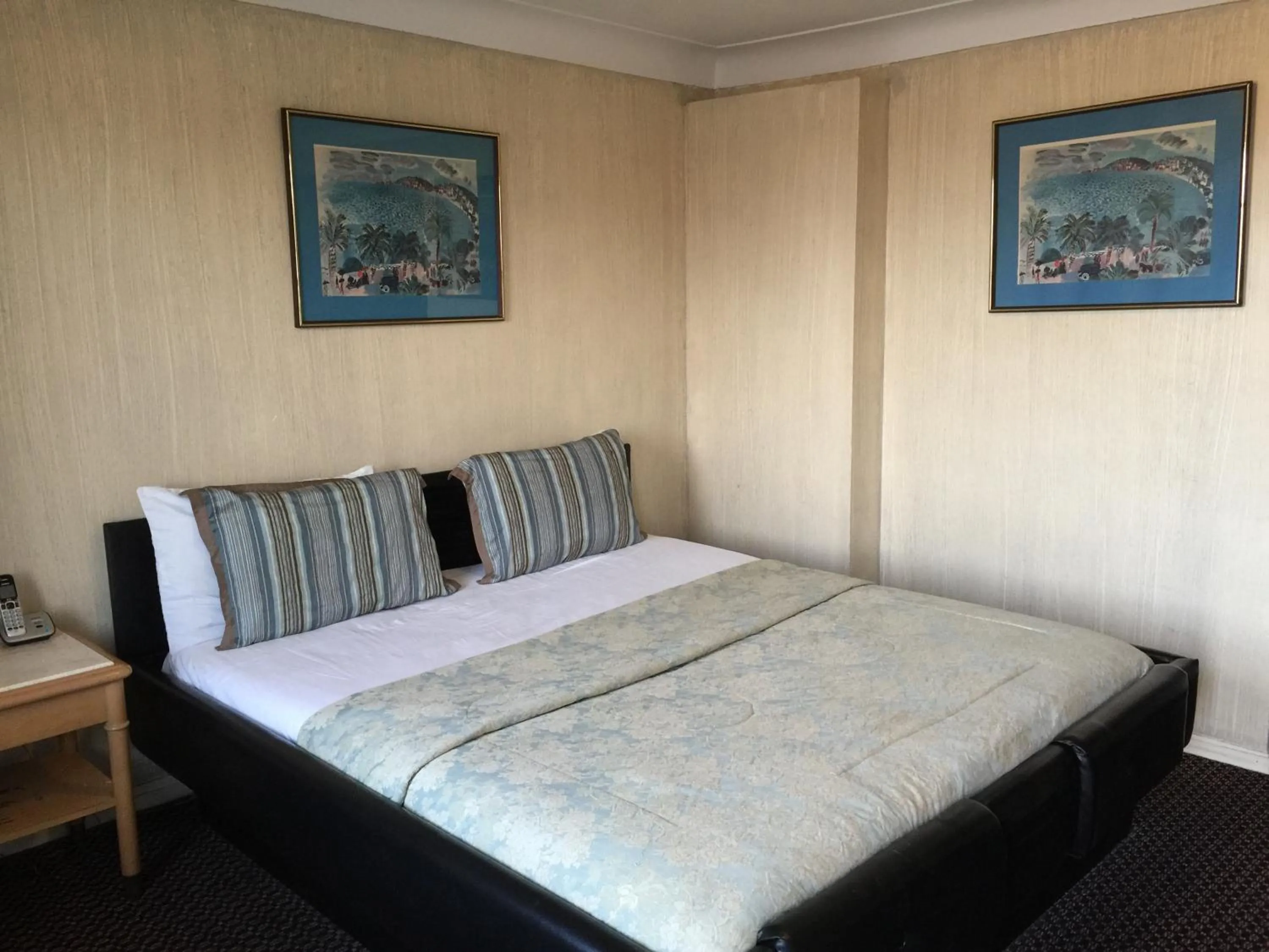 Photo of the whole room, Bed in Mayflower Motel