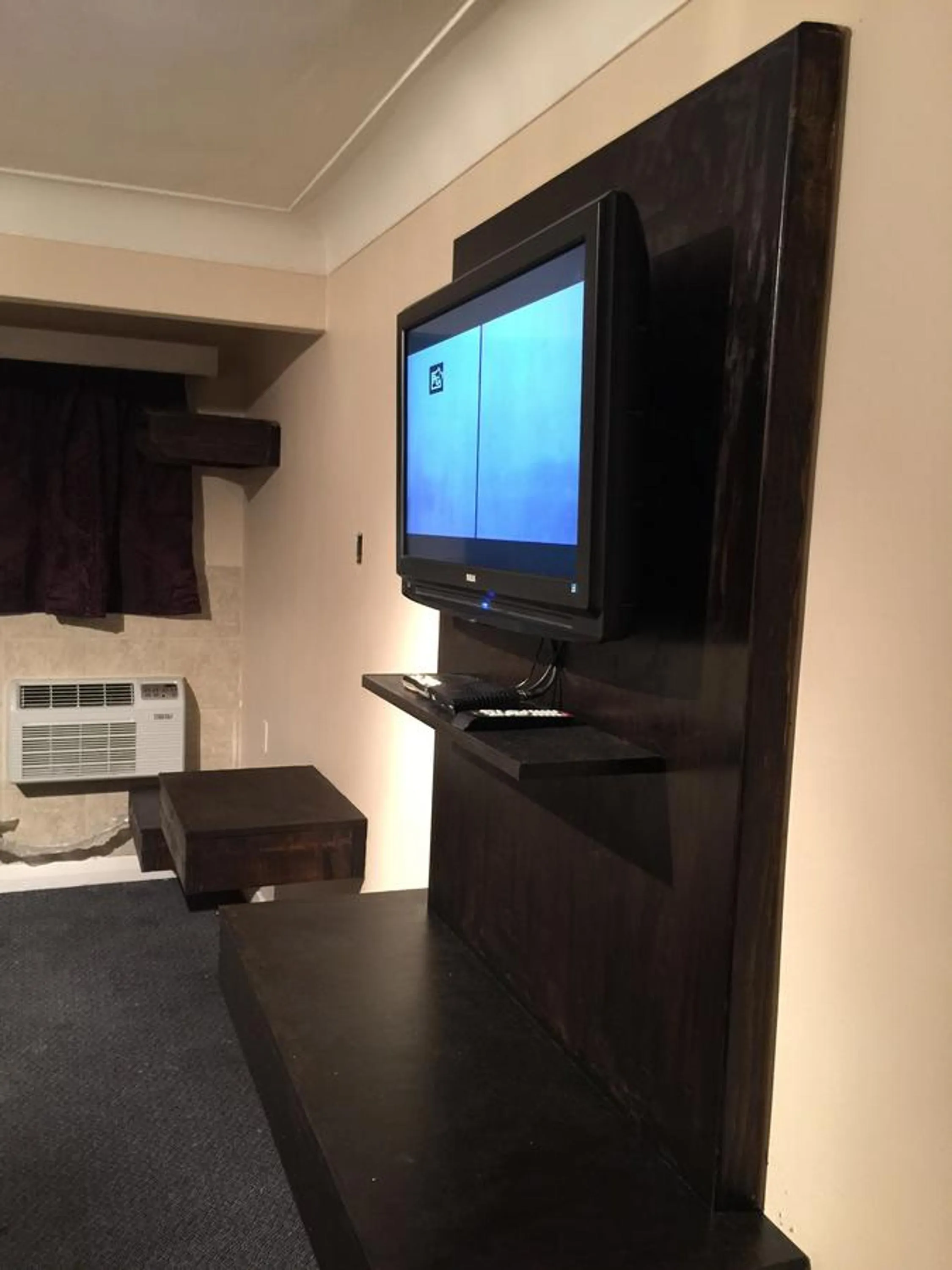 Property building in Mayflower Motel