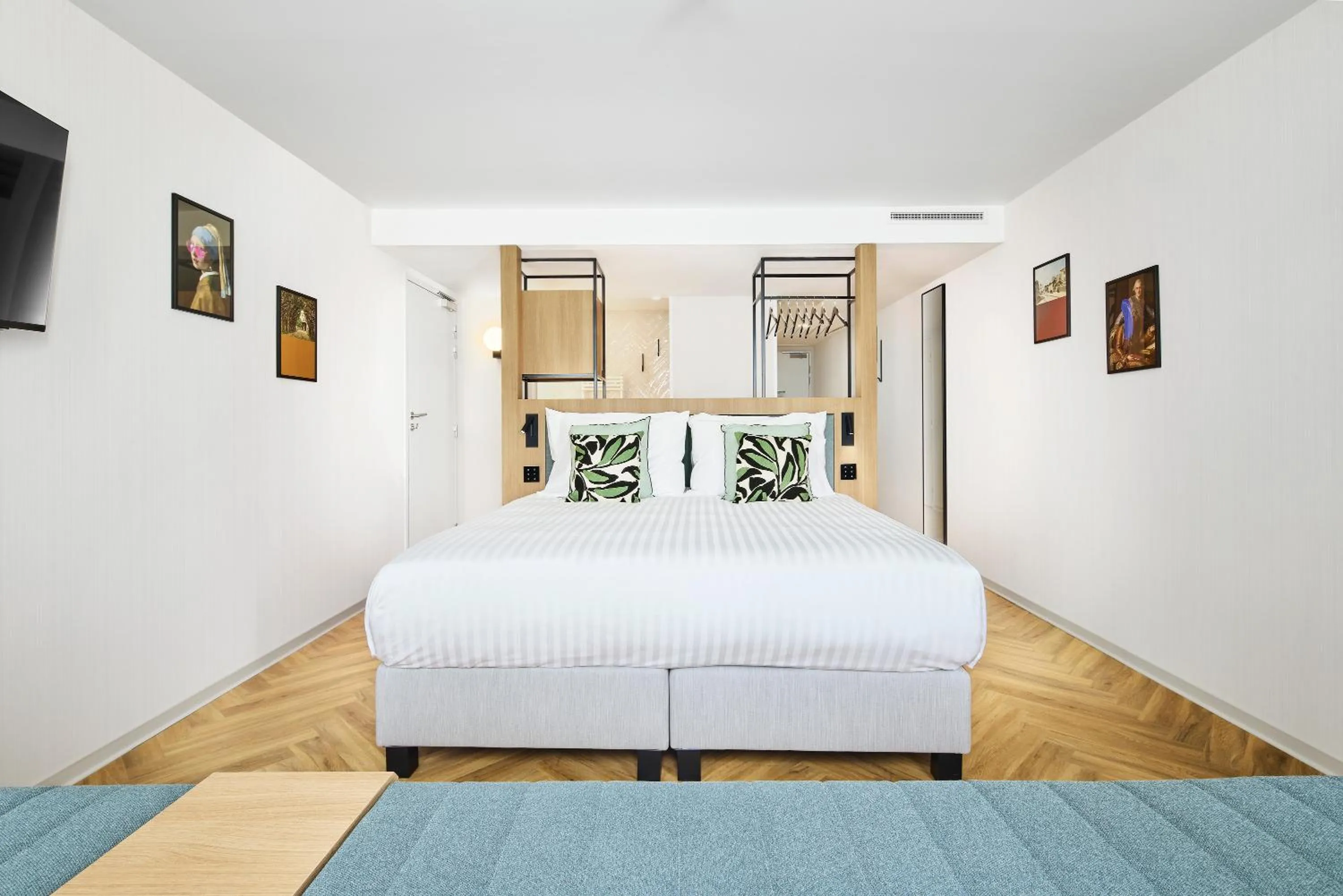 Bed in H4 Hotel Wyndham Paris Pleyel Resort