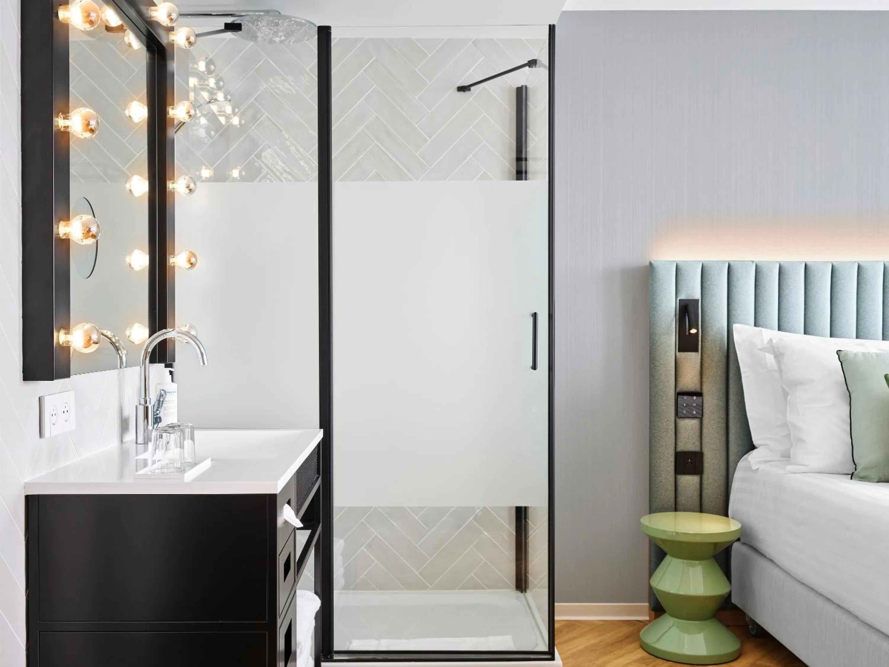 Shower, Bed in H4 Hotel Wyndham Paris Pleyel Resort