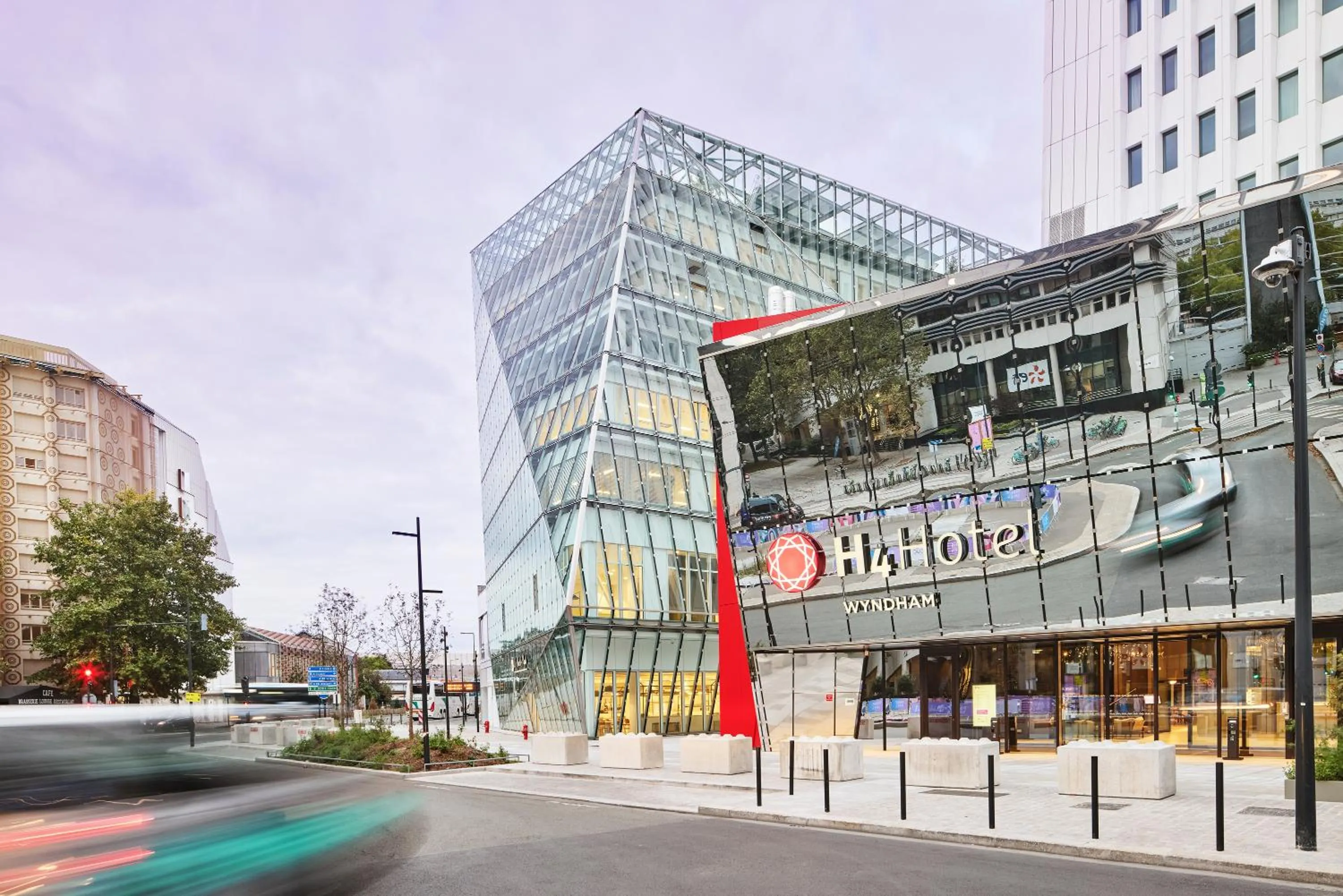 Facade/entrance in H4 Hotel Wyndham Paris Pleyel Resort