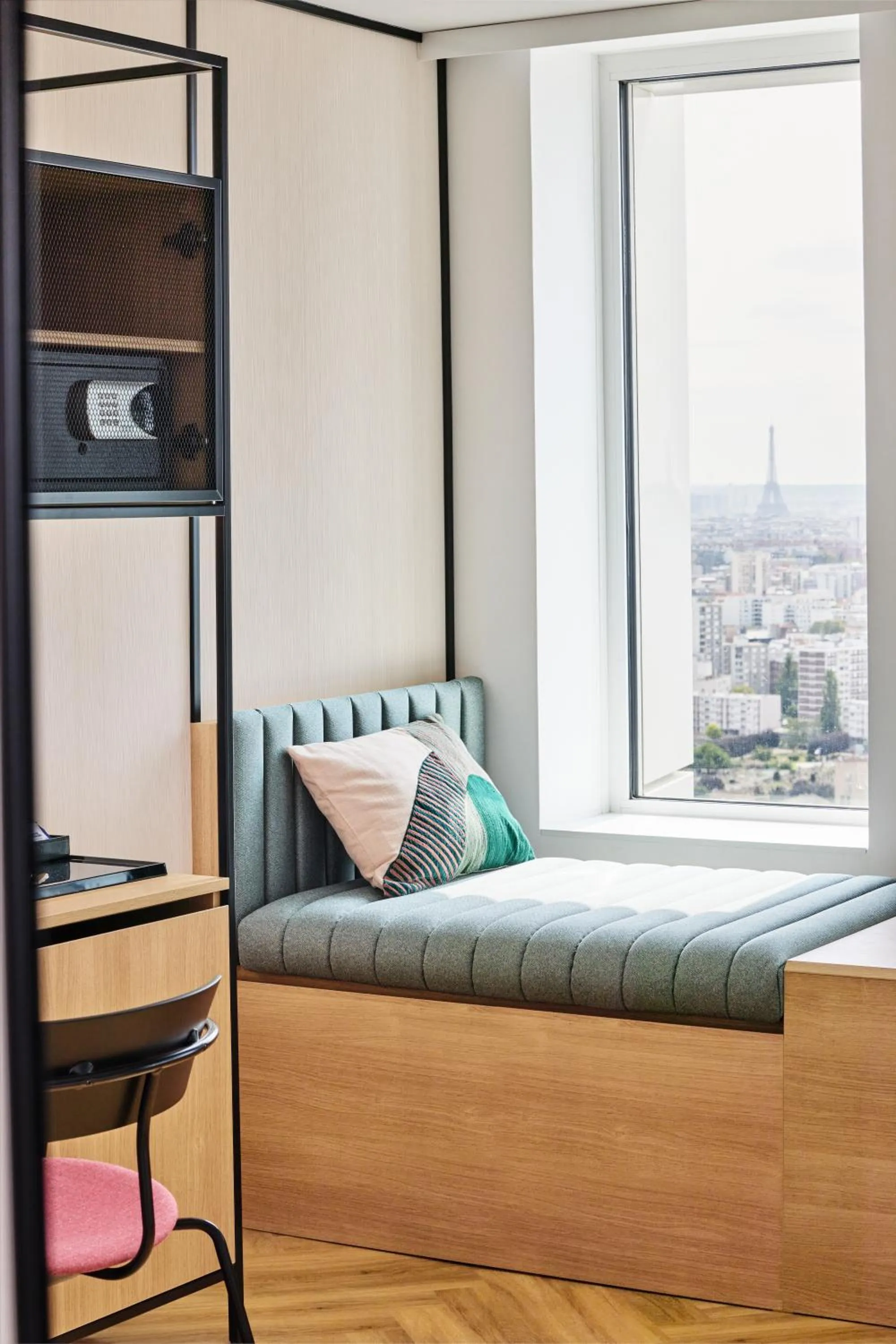 Seating area, Bed in H4 Hotel Wyndham Paris Pleyel Resort