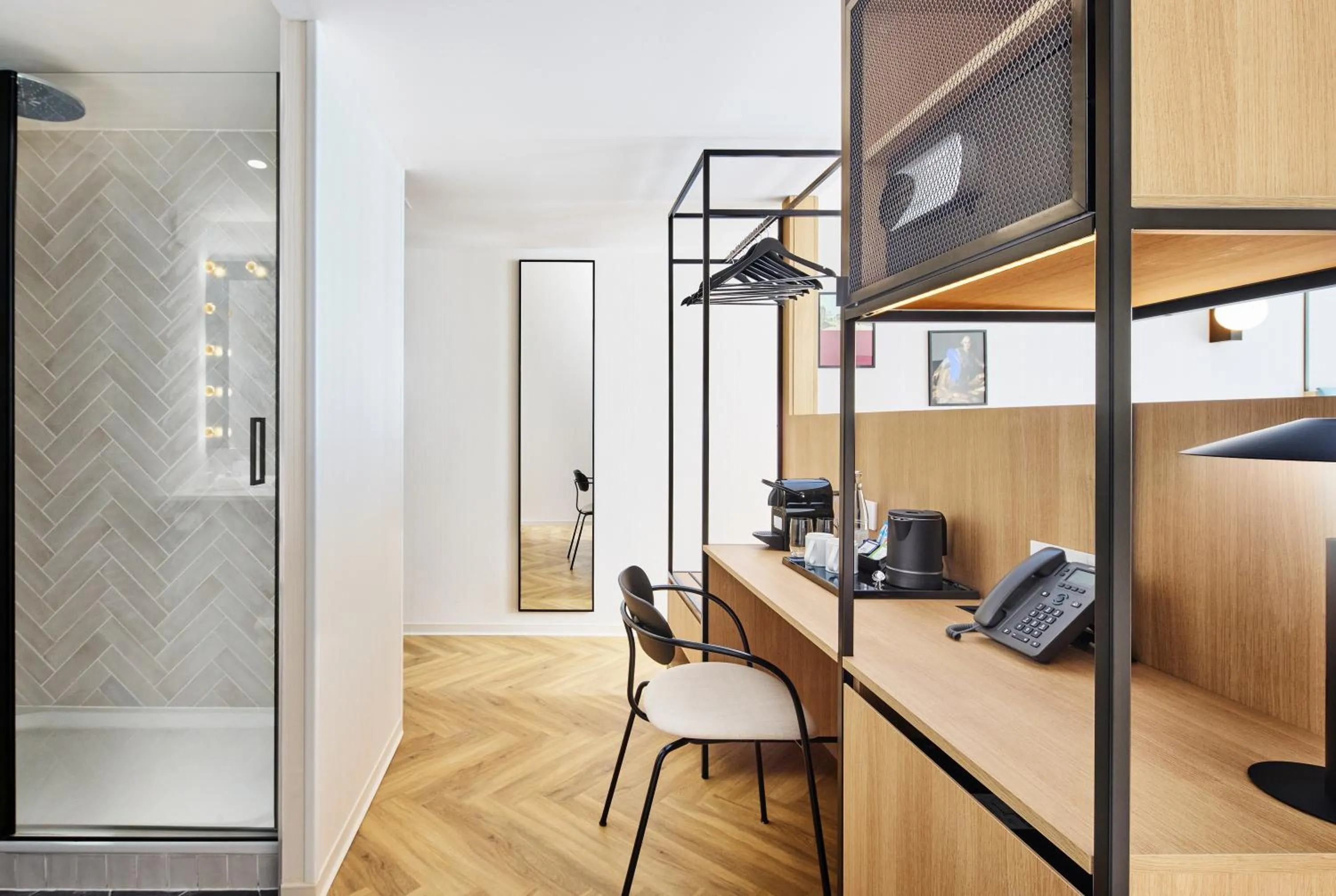 Shower, Bed in H4 Hotel Wyndham Paris Pleyel Resort