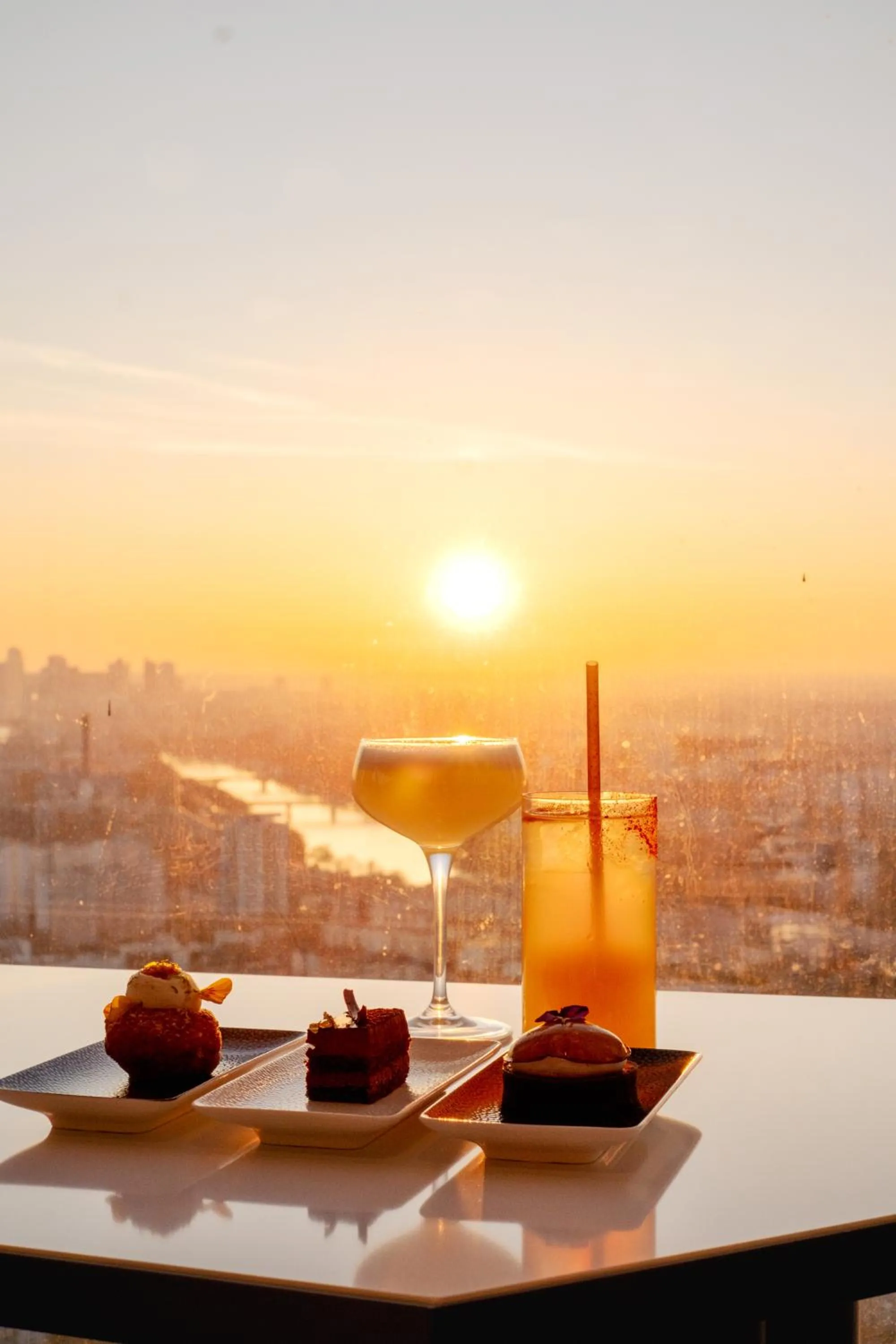 Lounge or bar in H4 Hotel Wyndham Paris Pleyel Resort