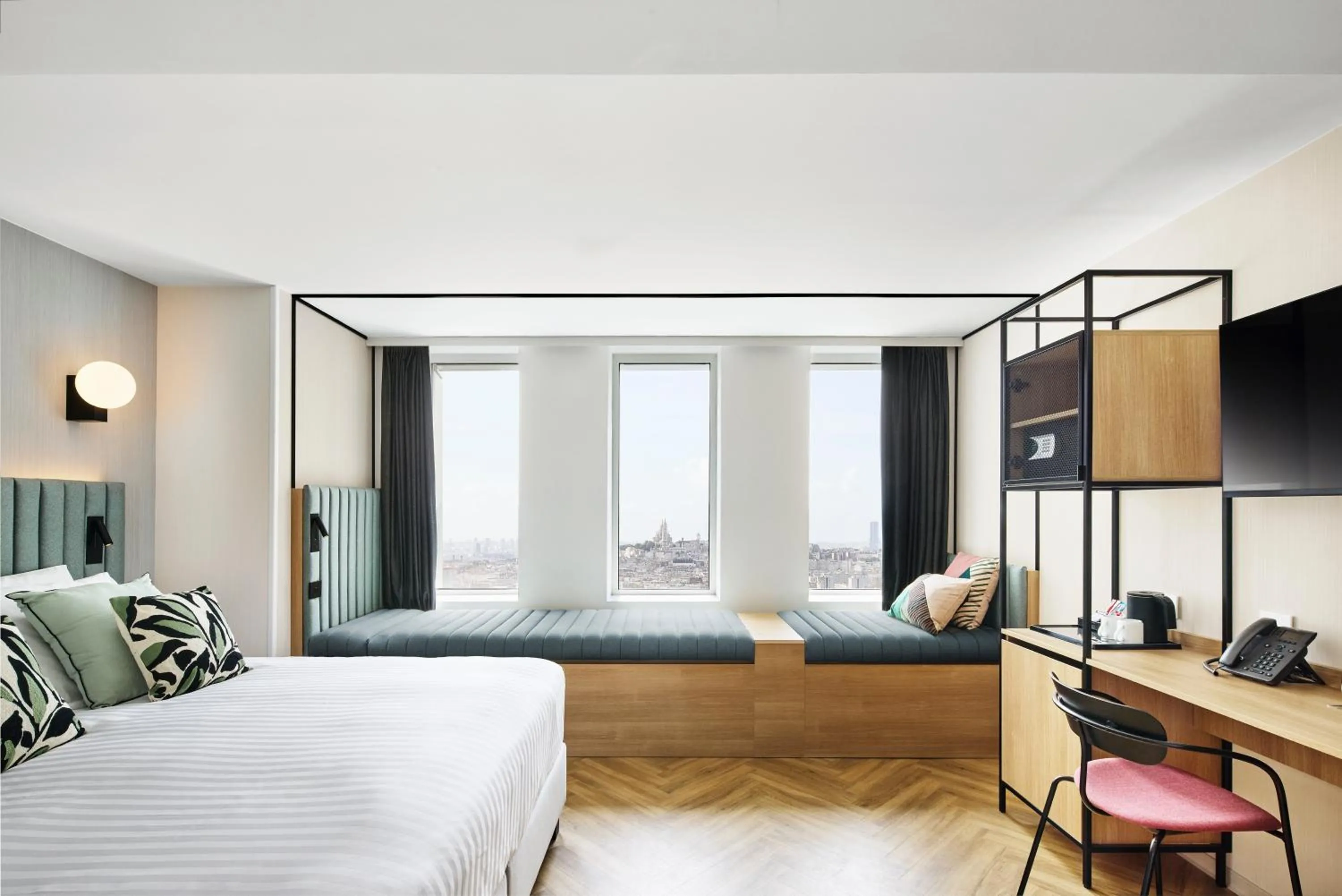 Bed in H4 Hotel Wyndham Paris Pleyel Resort