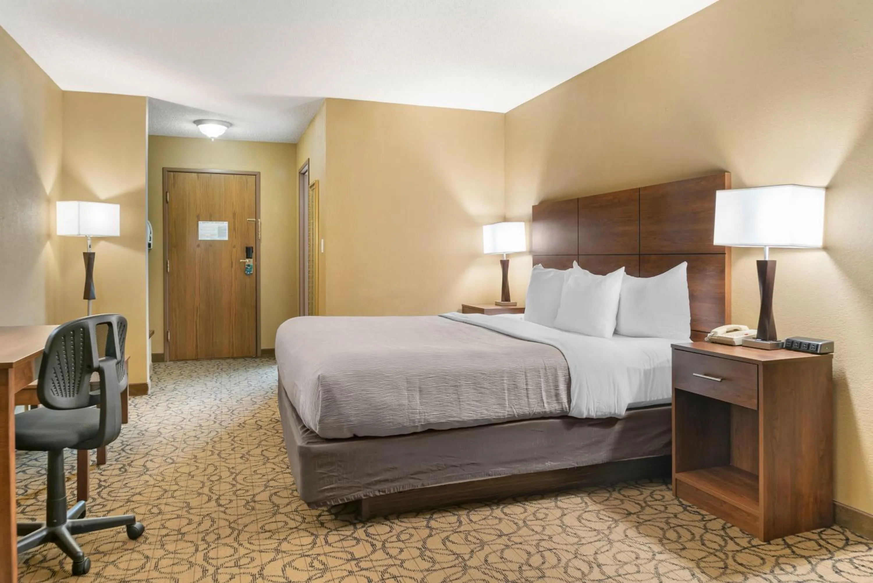 Bed in Quality Inn & Suites Manistique