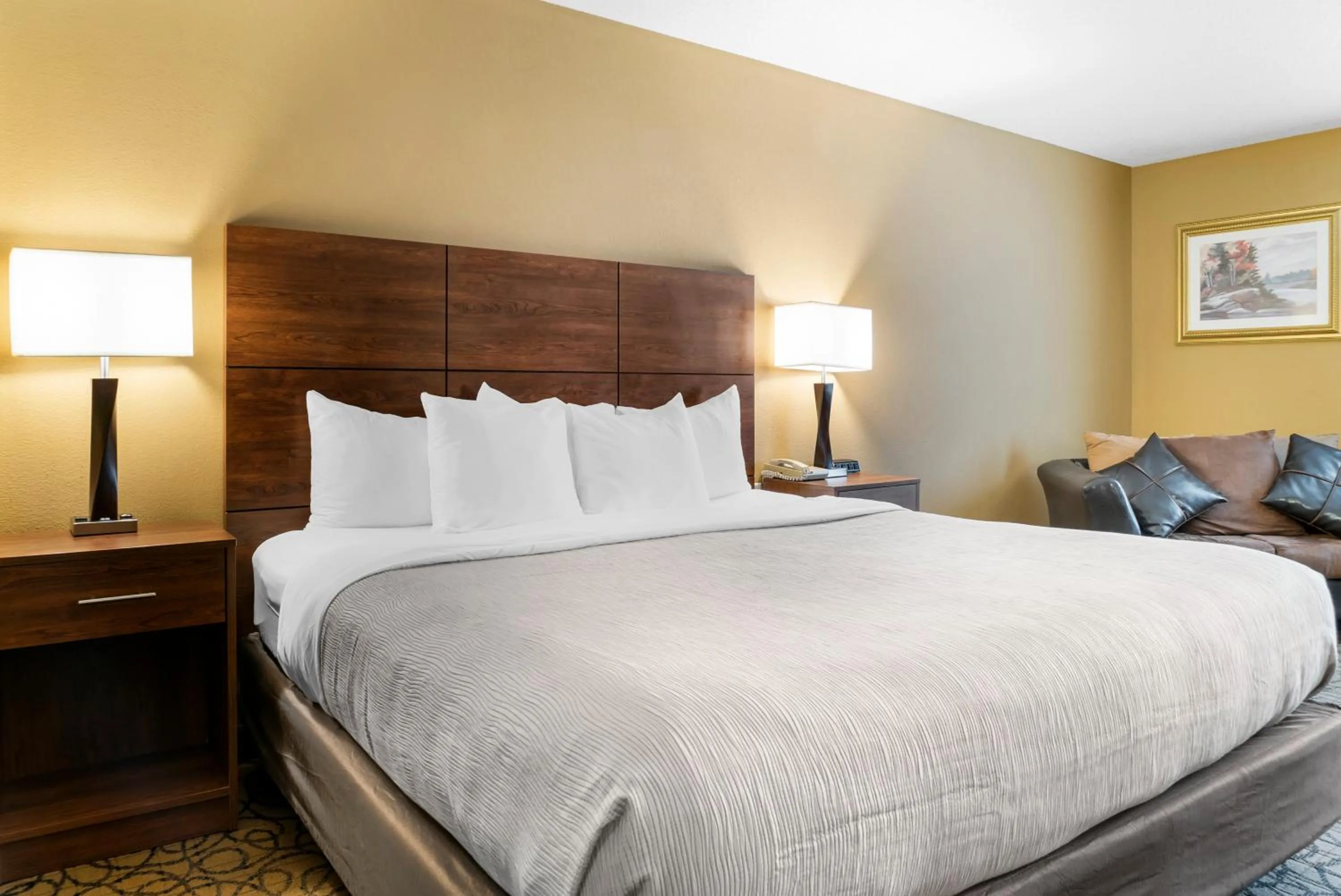 Bed in Quality Inn & Suites Manistique