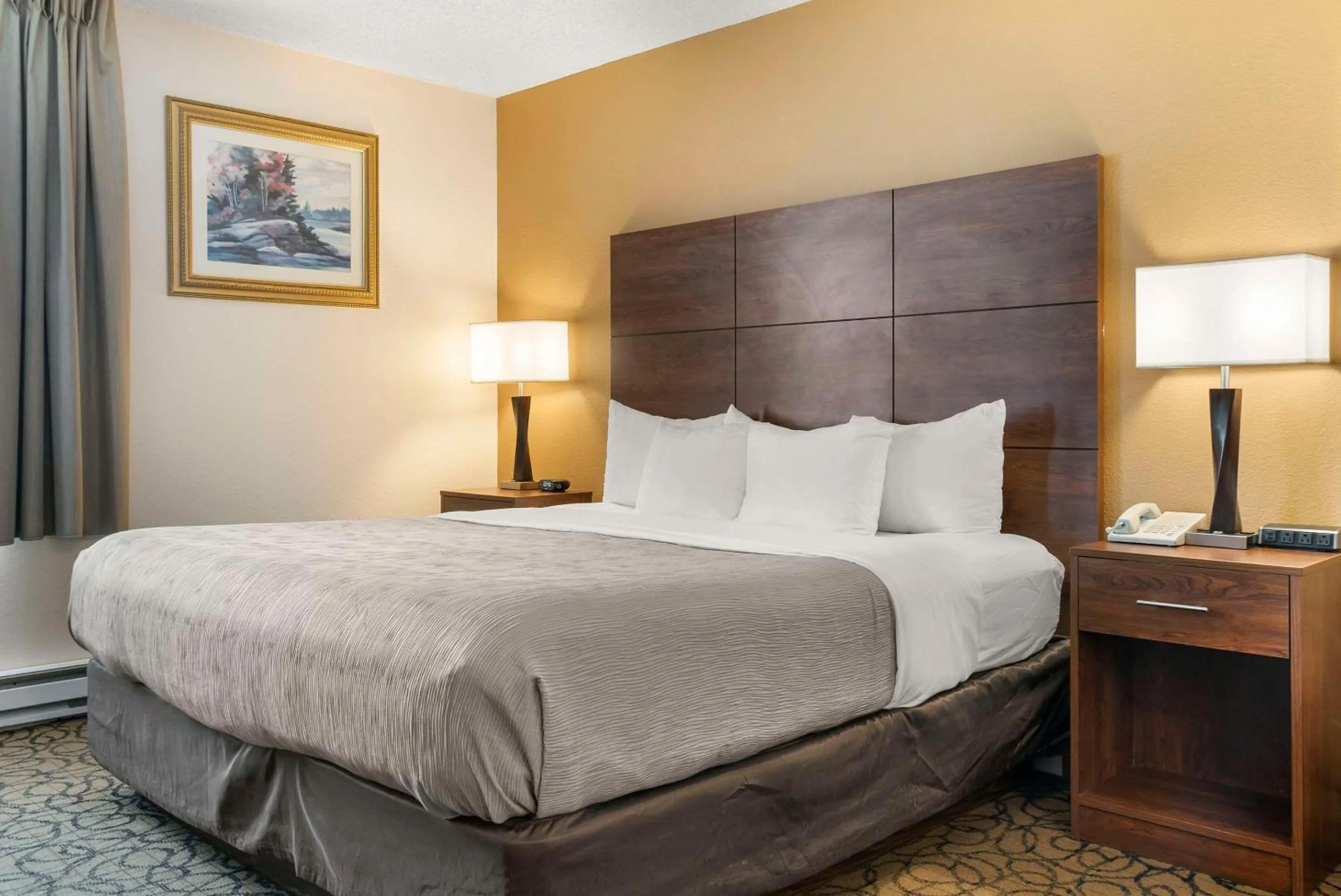 Bedroom, Bed in Quality Inn & Suites Manistique