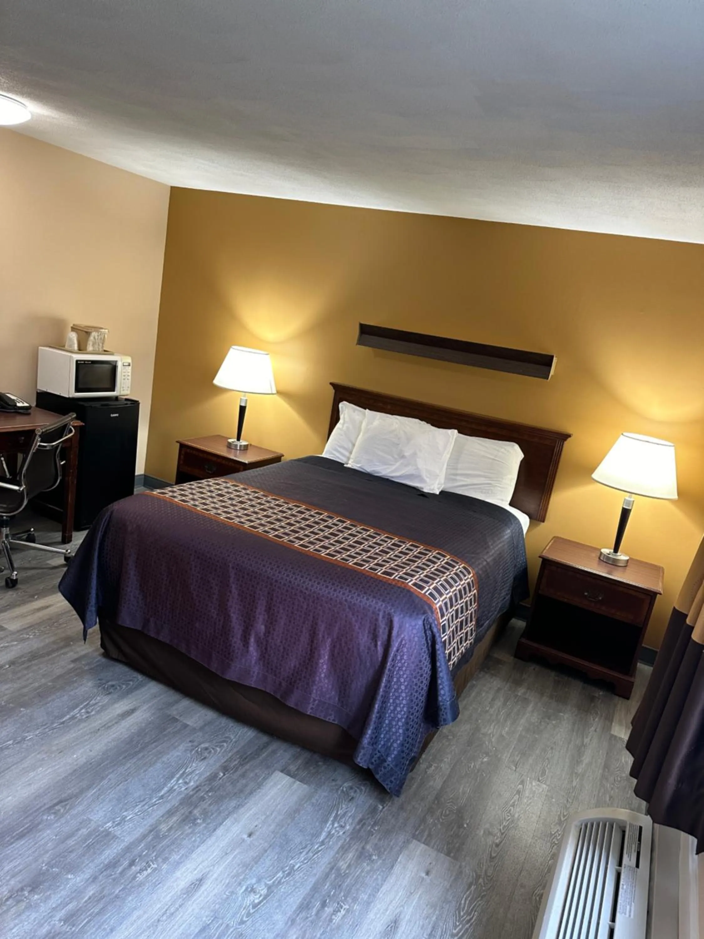 Bed in Wickford Motor Inn