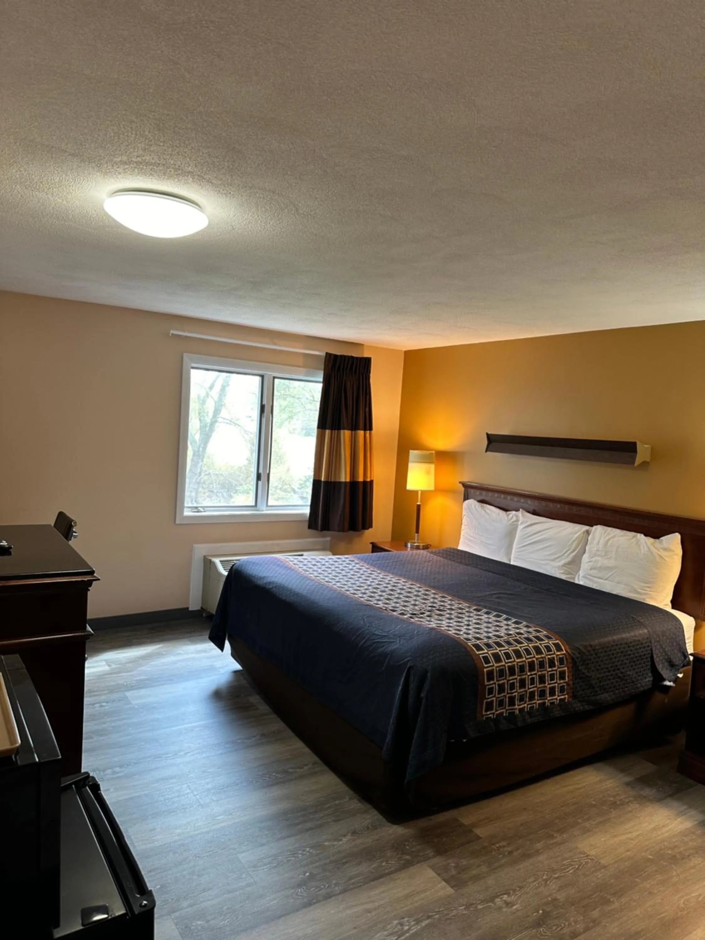 Bed in Wickford Motor Inn