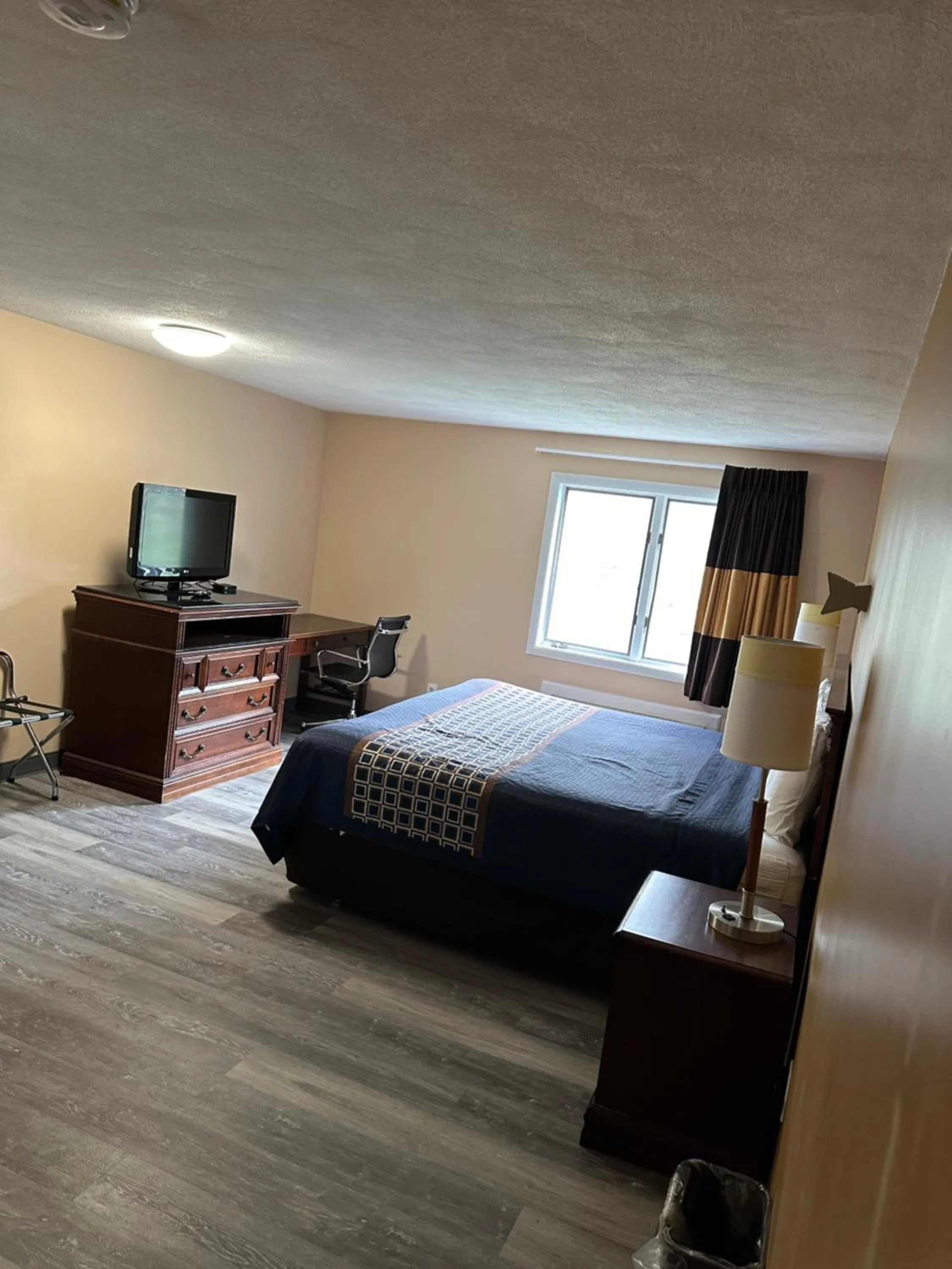 Bed in Wickford Motor Inn