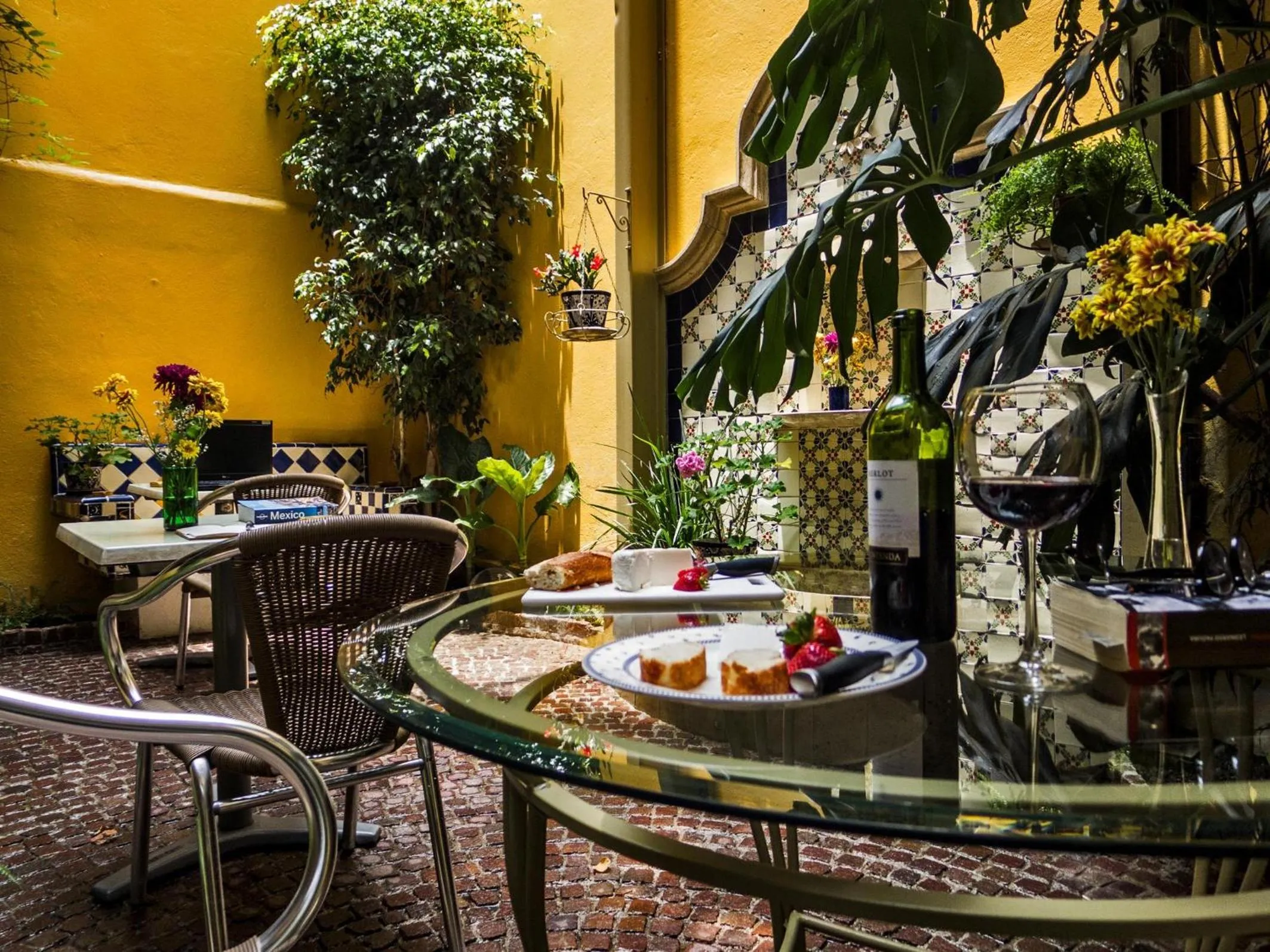 Patio in Chalet del Carmen, Coyoacán