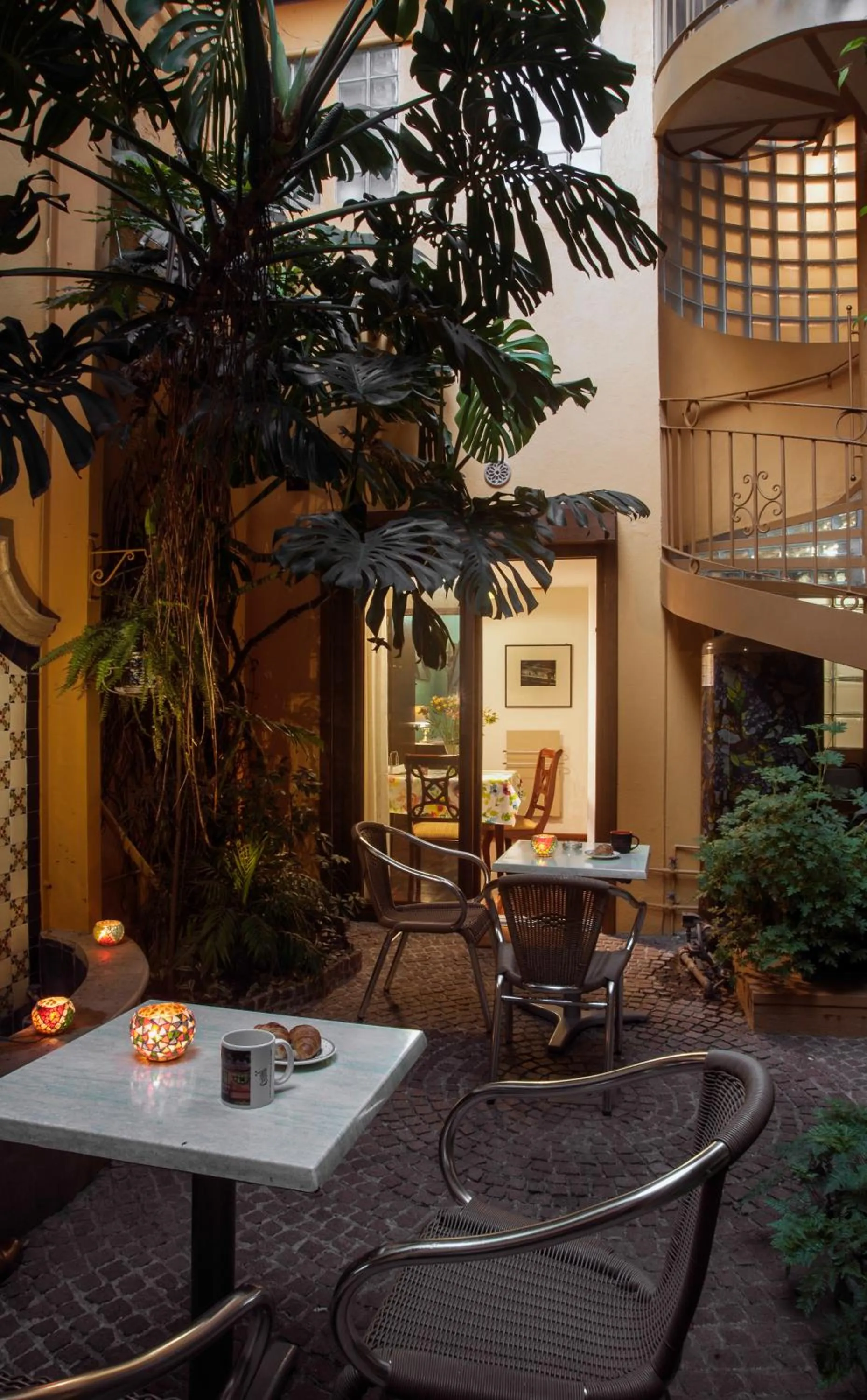 Patio in Chalet del Carmen, Coyoacán