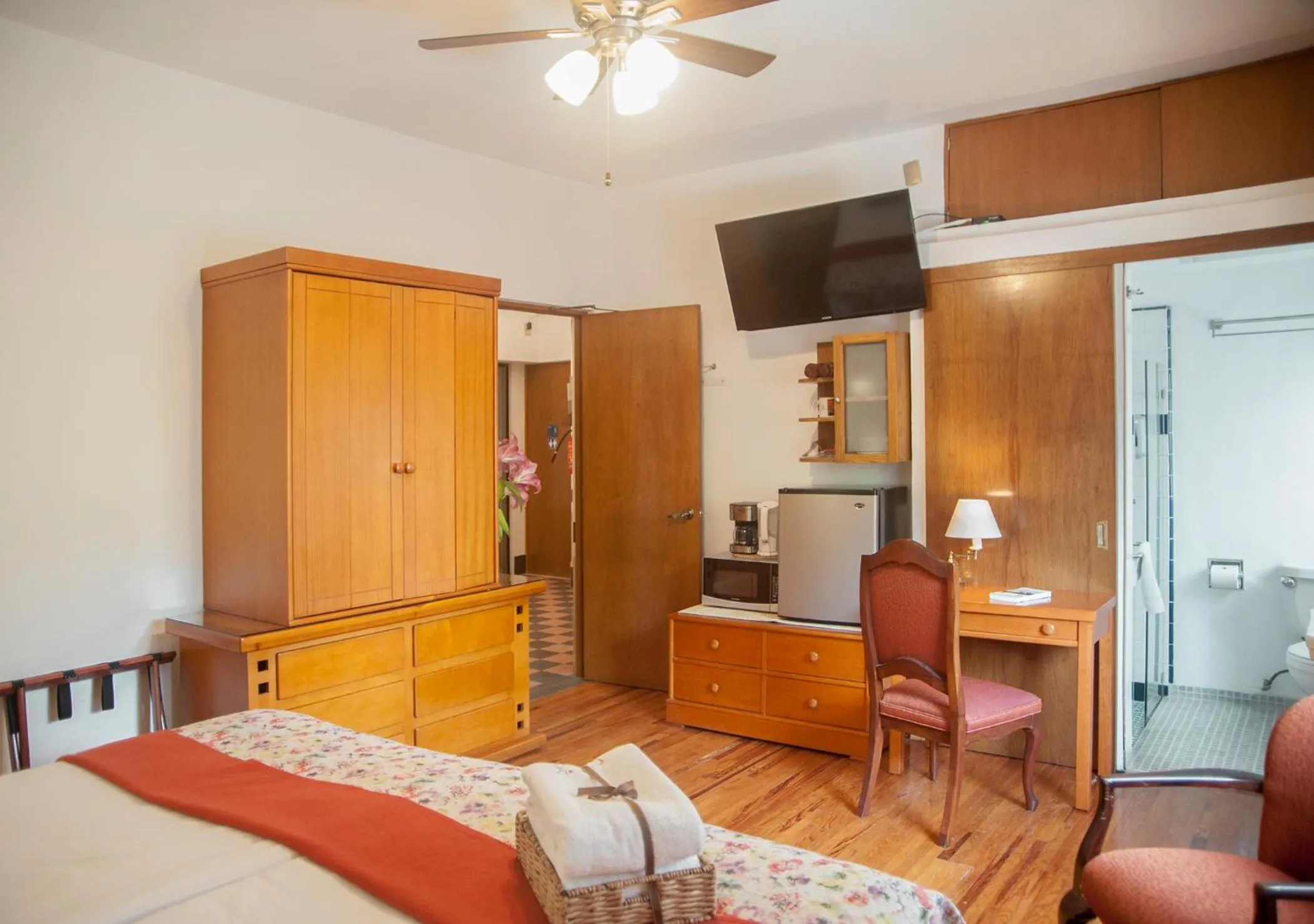 Photo of the whole room, Bed in Chalet del Carmen, Coyoacán
