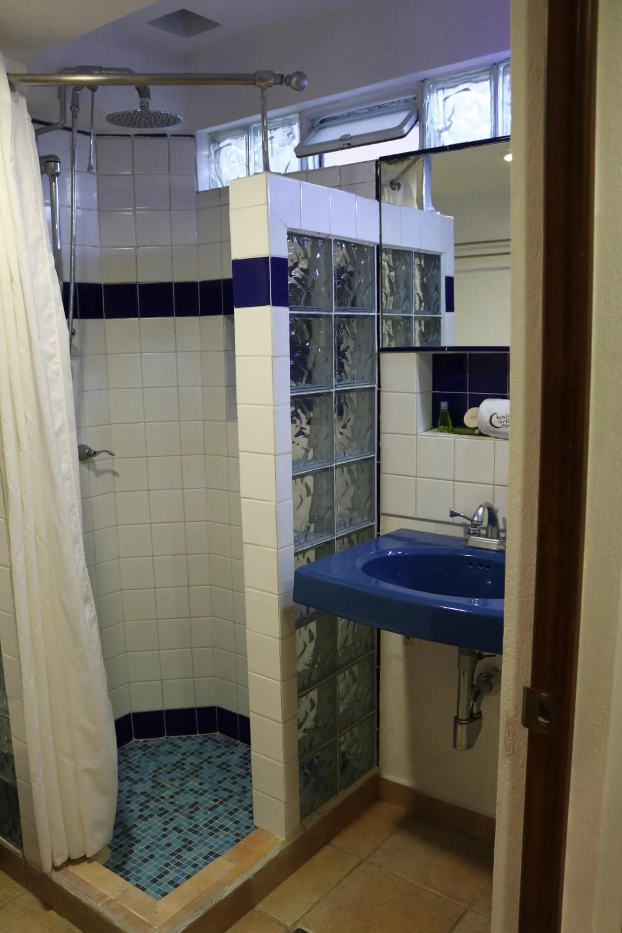 Bathroom in Chalet del Carmen, Coyoacán