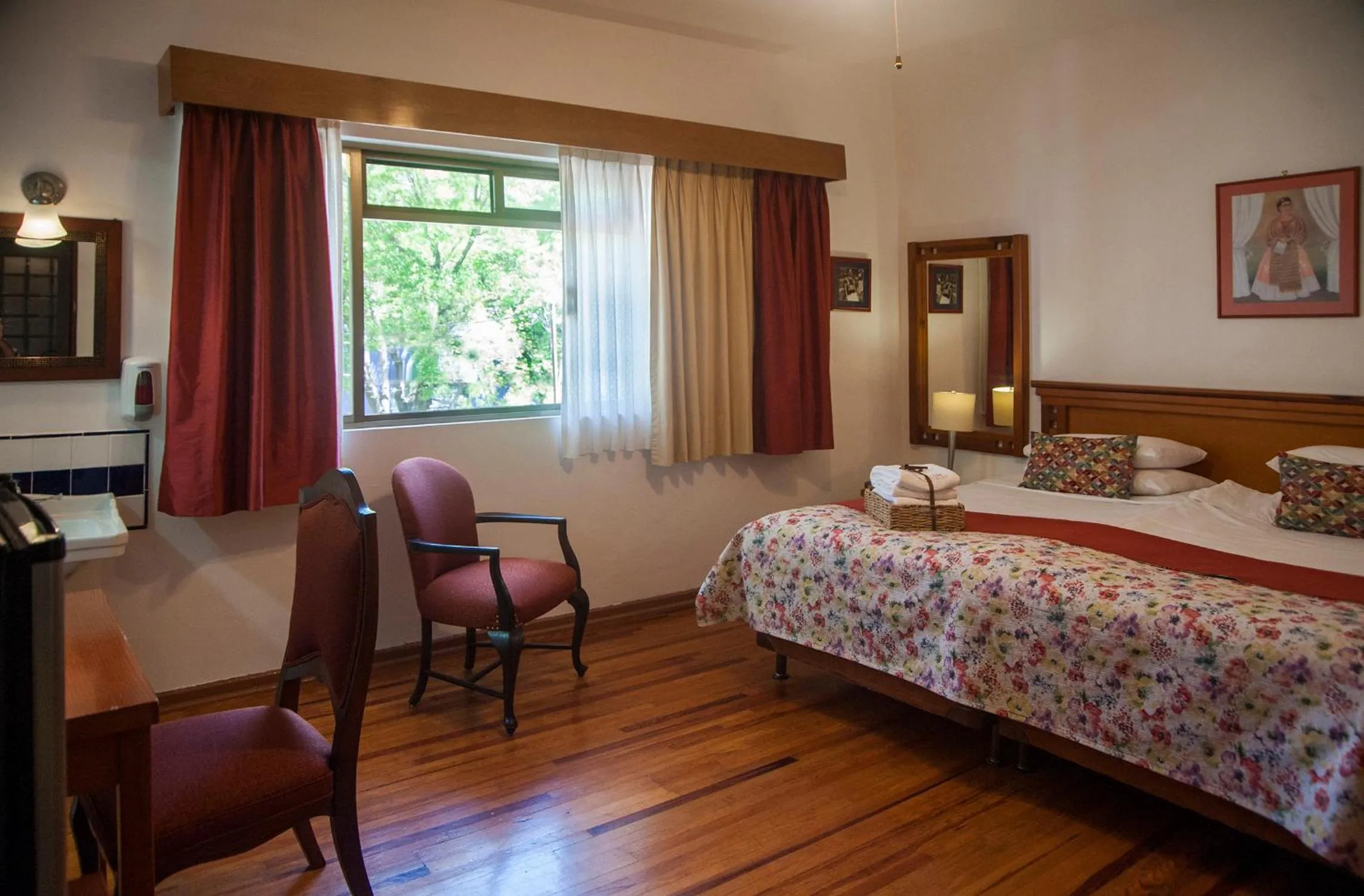 Photo of the whole room, Bed in Chalet del Carmen, Coyoacán