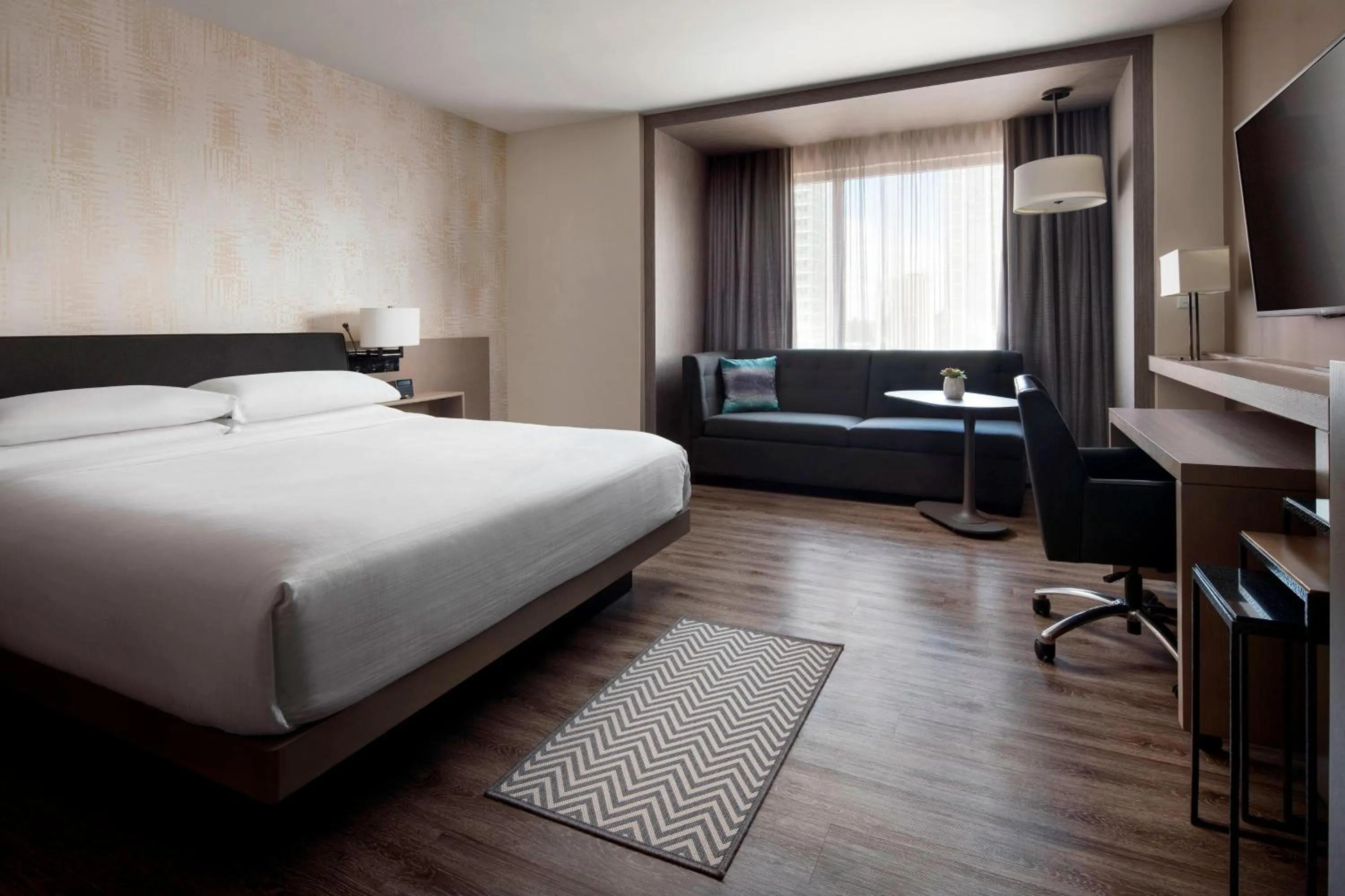 Photo of the whole room, Bed in Seattle Marriott Bellevue