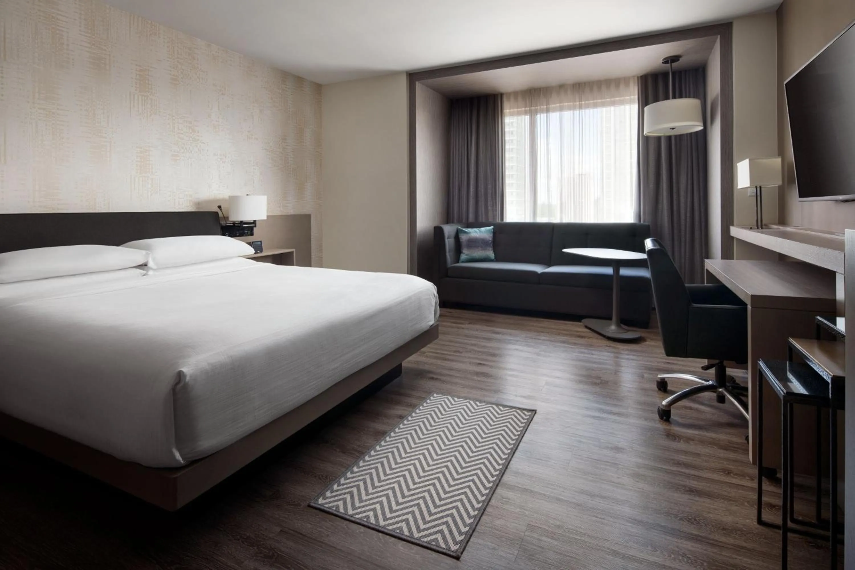 Photo of the whole room, Bed in Seattle Marriott Bellevue