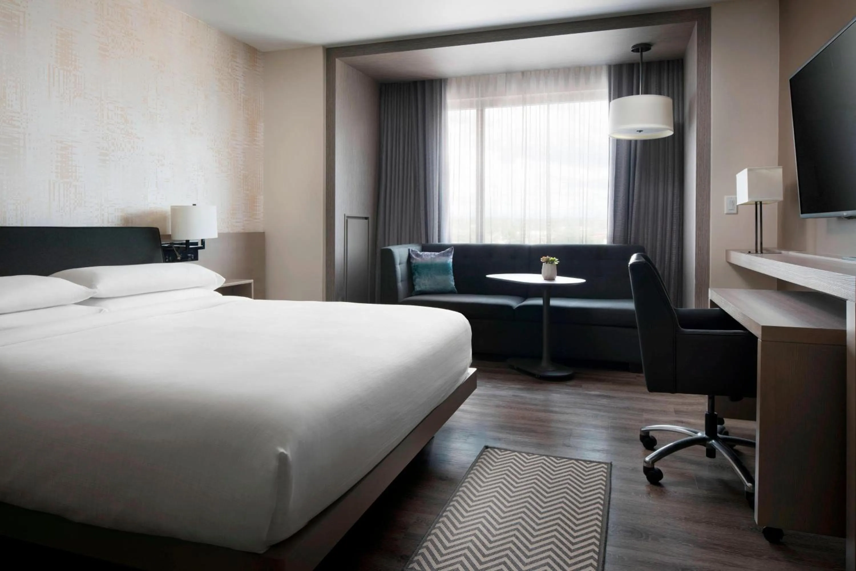 Photo of the whole room, Bed in Seattle Marriott Bellevue