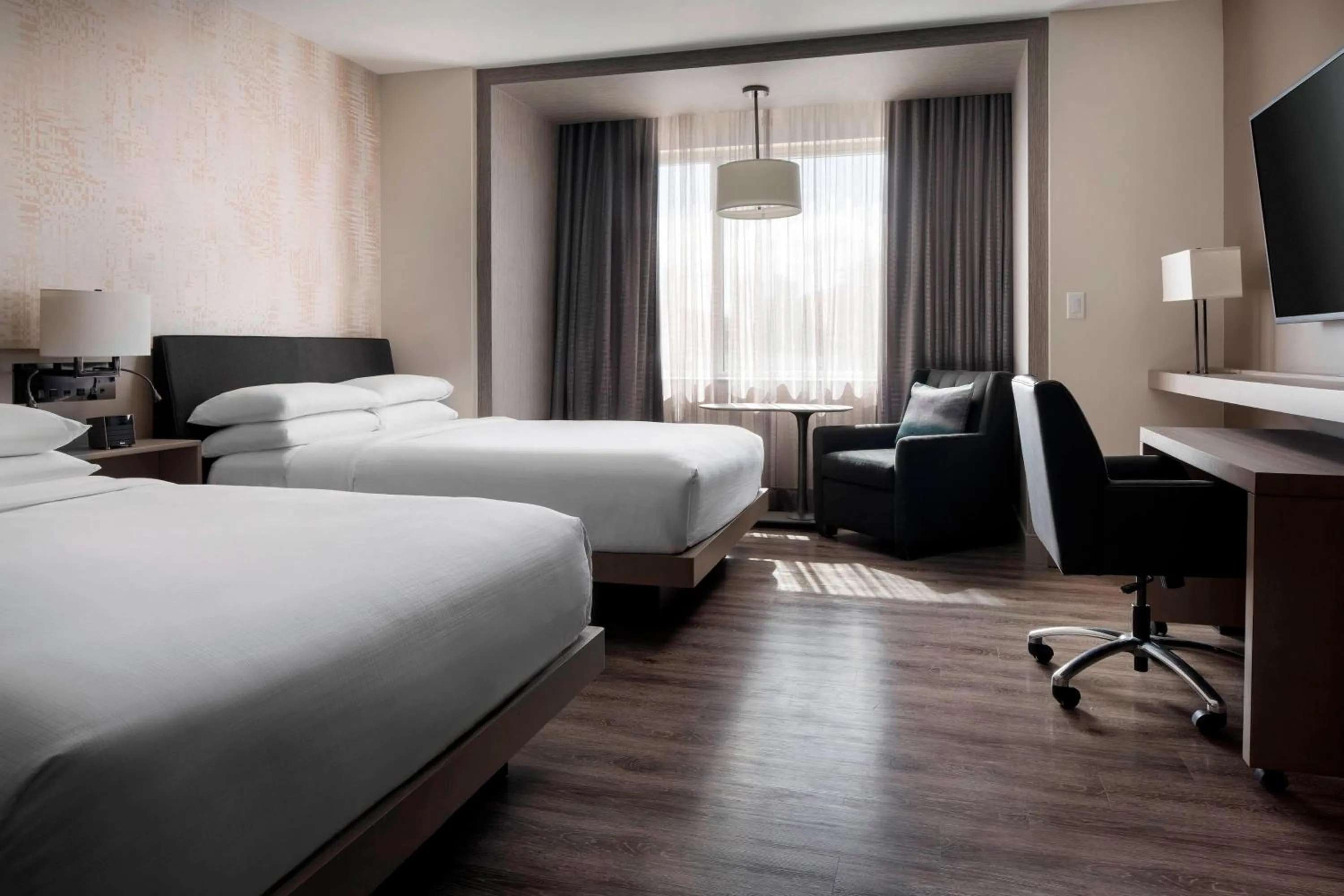 Photo of the whole room, Bed in Seattle Marriott Bellevue