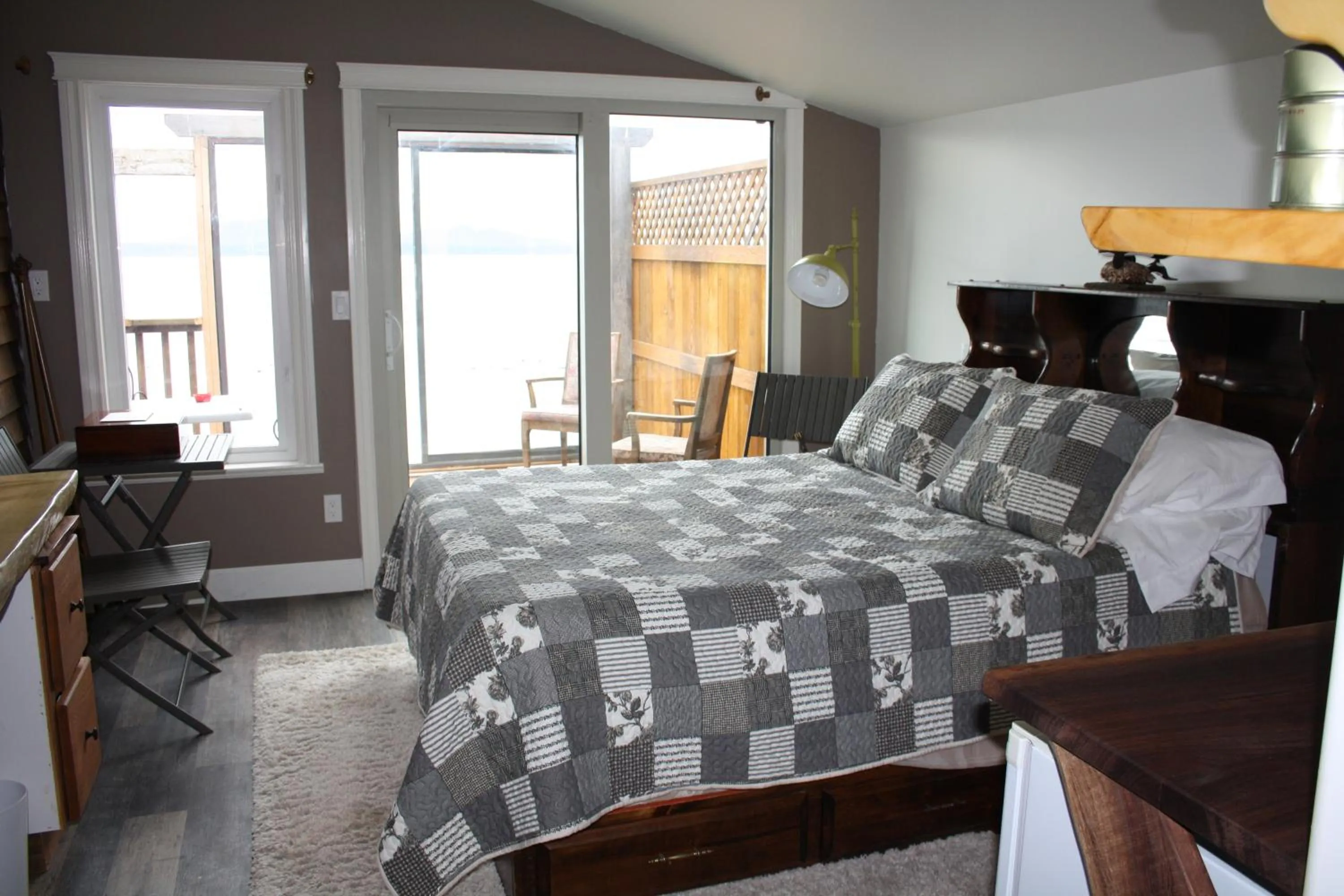 Photo of the whole room, Bed in Orca Lodge