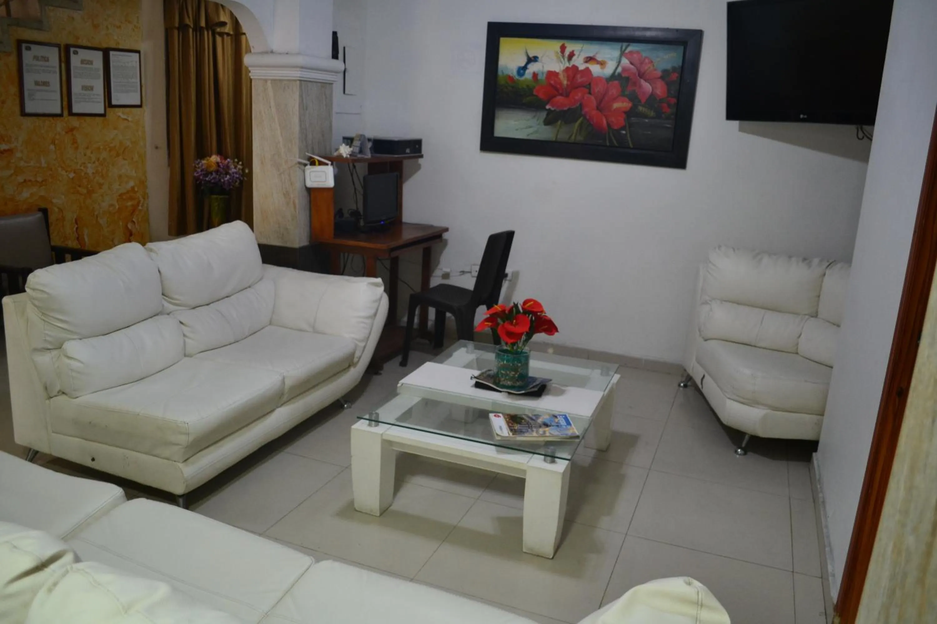 Communal lounge/ TV room in Hotel Granada Inn