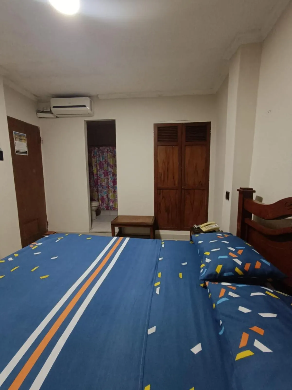 Bed in Hotel Granada Inn