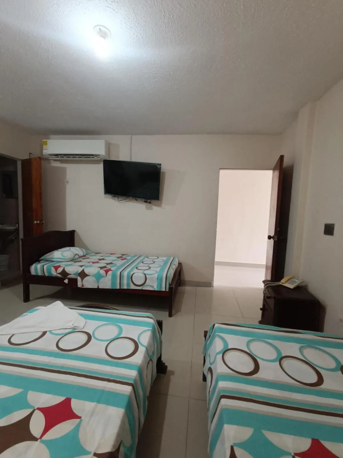 Bed in Hotel Granada Inn