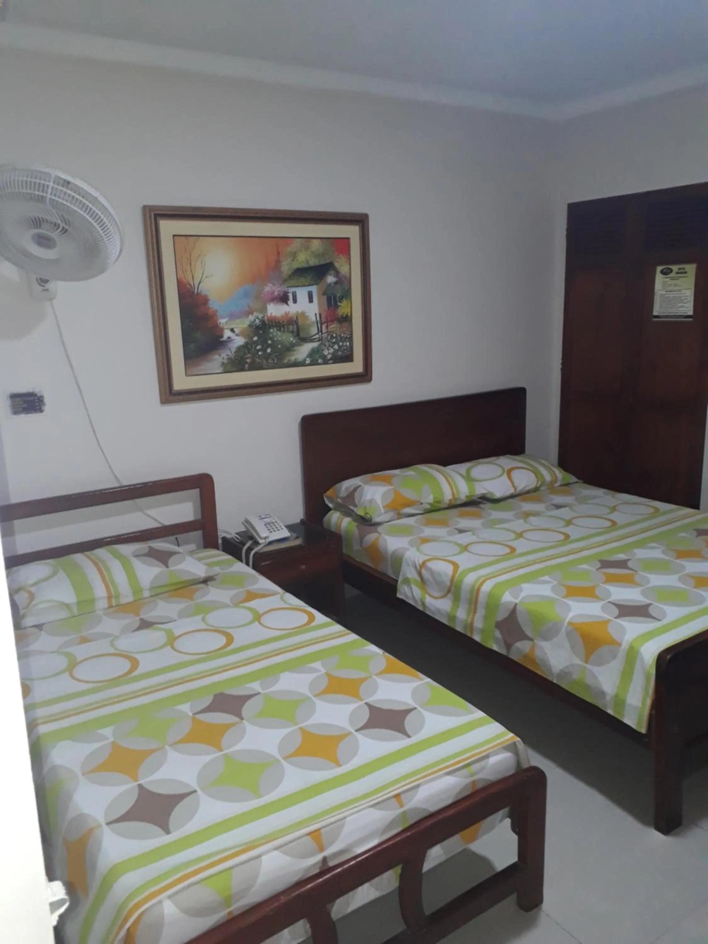 Bed in Hotel Granada Inn