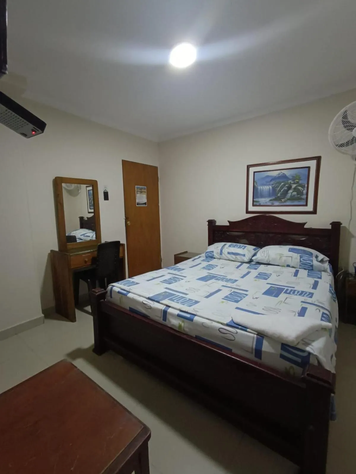 Bed in Hotel Granada Inn