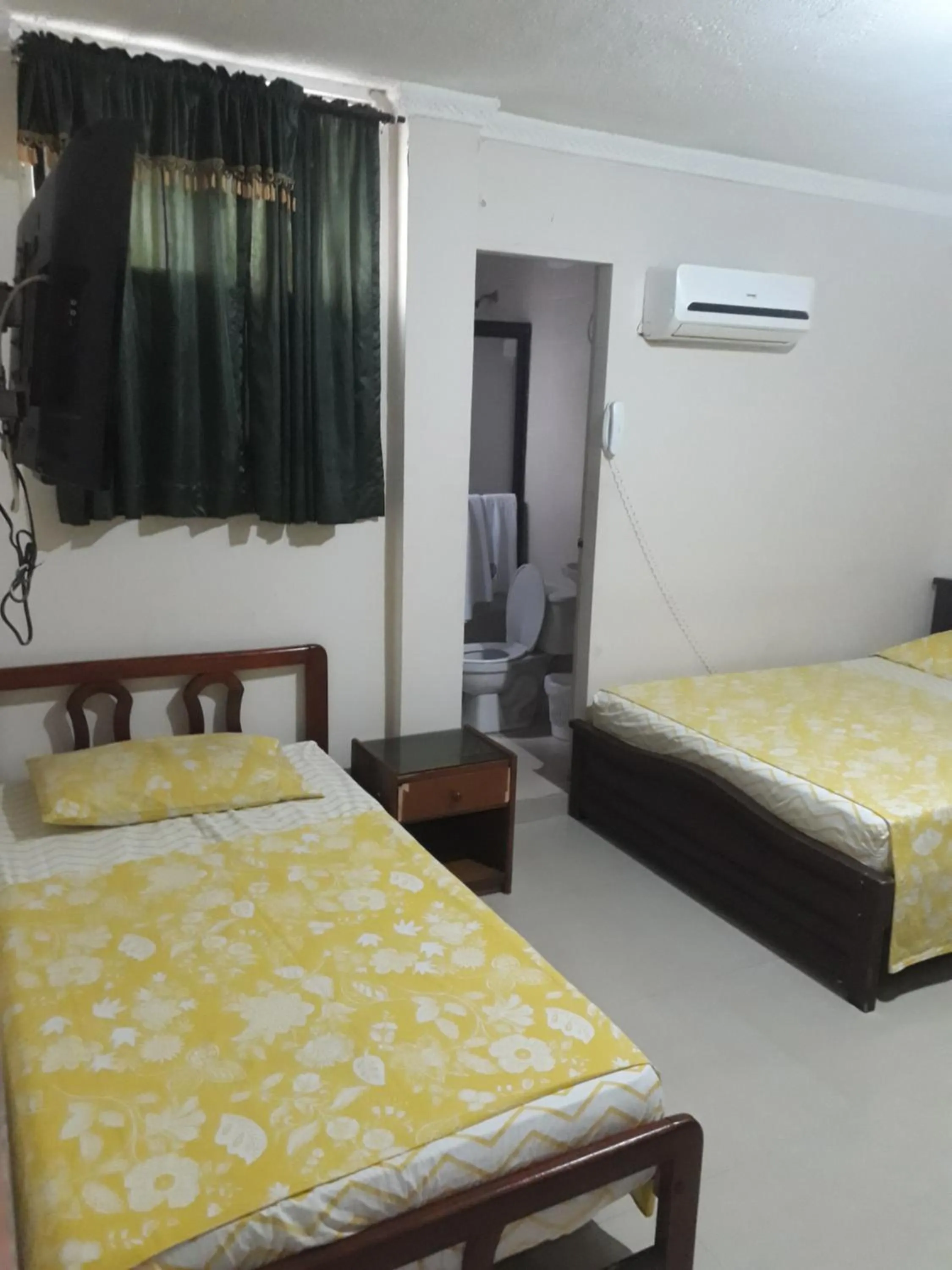 Bed in Hotel Granada Inn