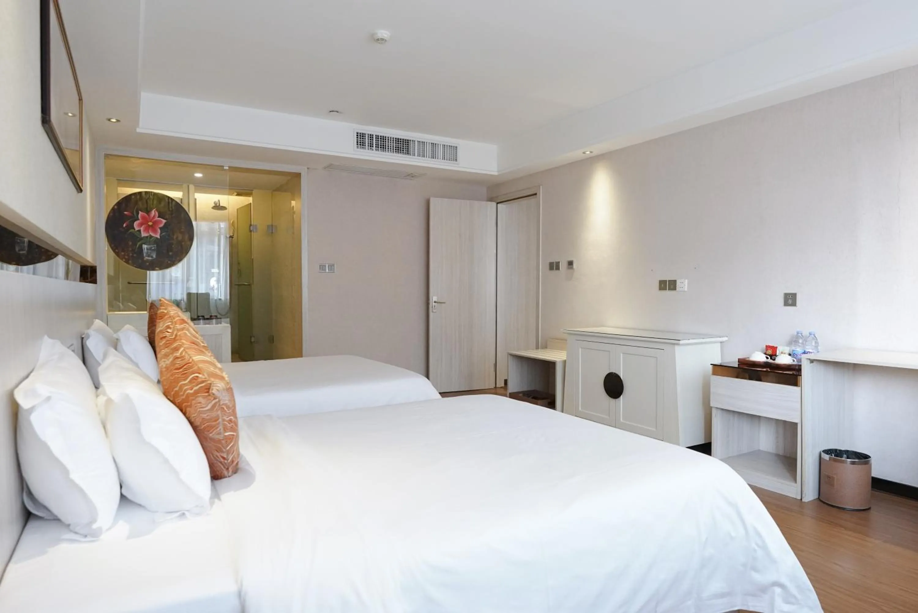 Bed in Paco Hotel Tianhe Coach Terminal Metro Satation Guangzhou-Free Shuttle Bus for Canton Fair