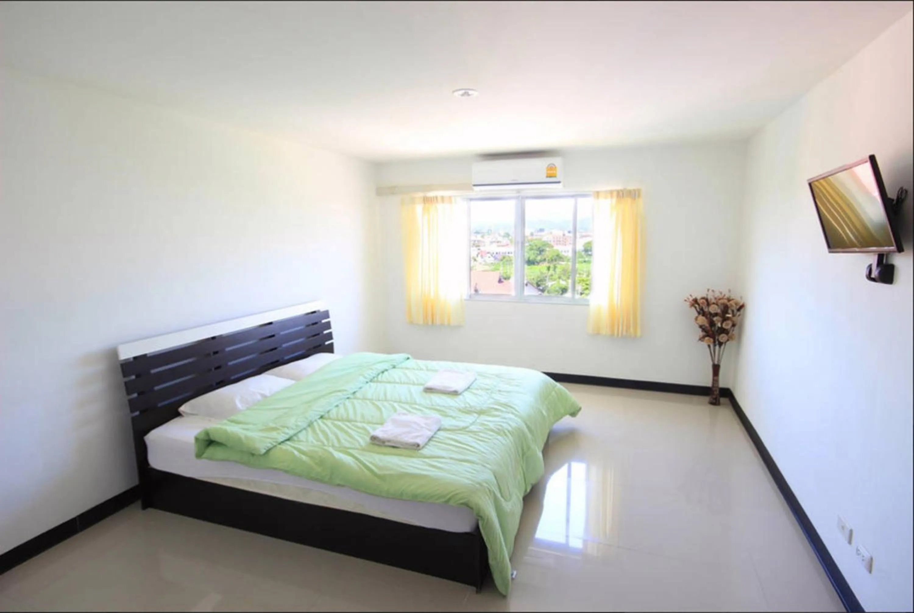 Photo of the whole room in Mouroom