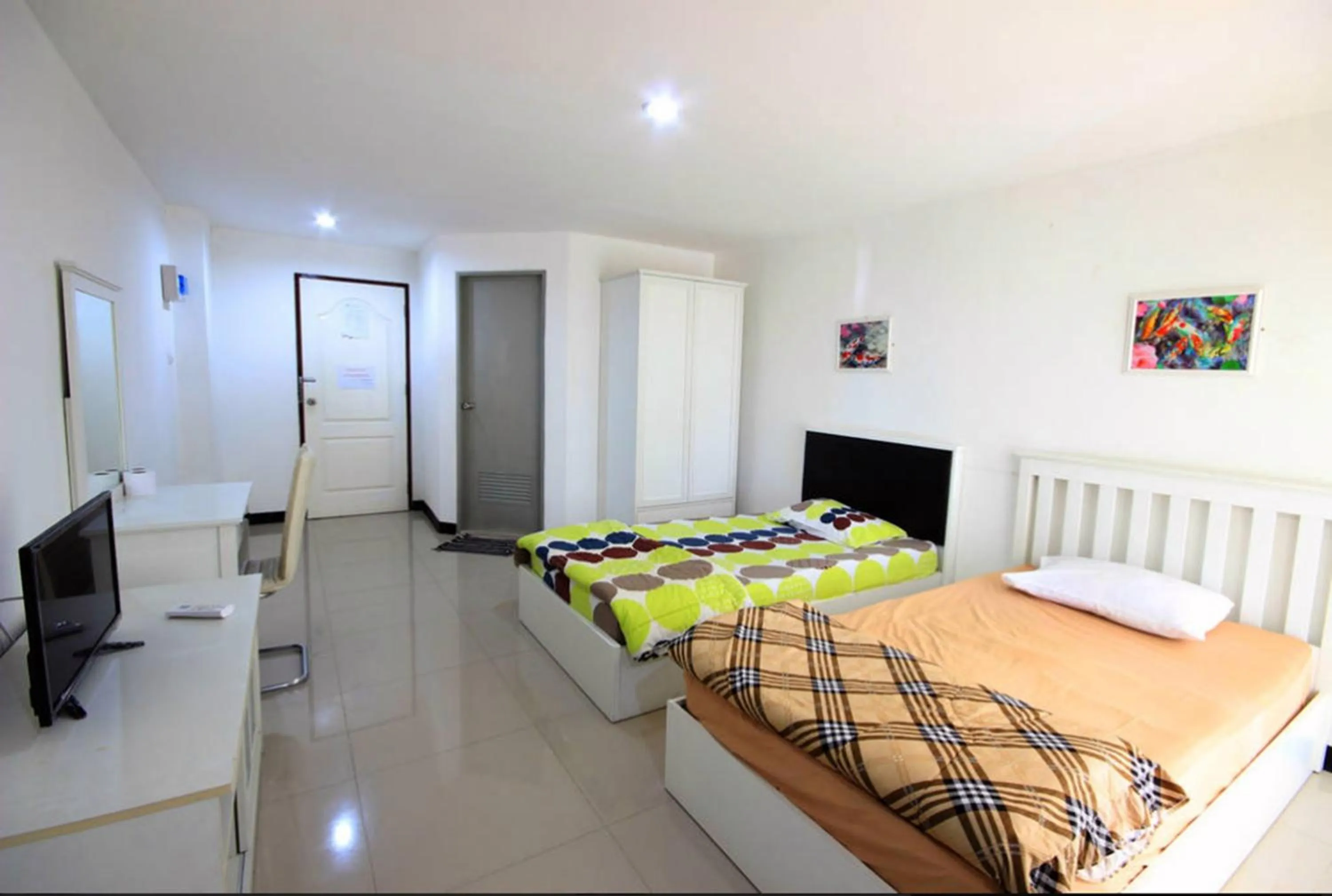 Photo of the whole room in Mouroom