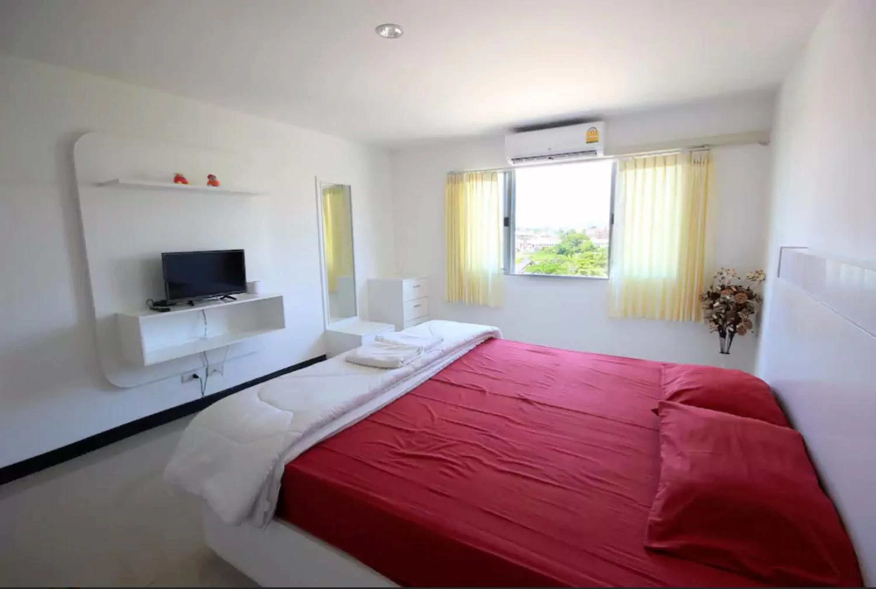 Photo of the whole room in Mouroom