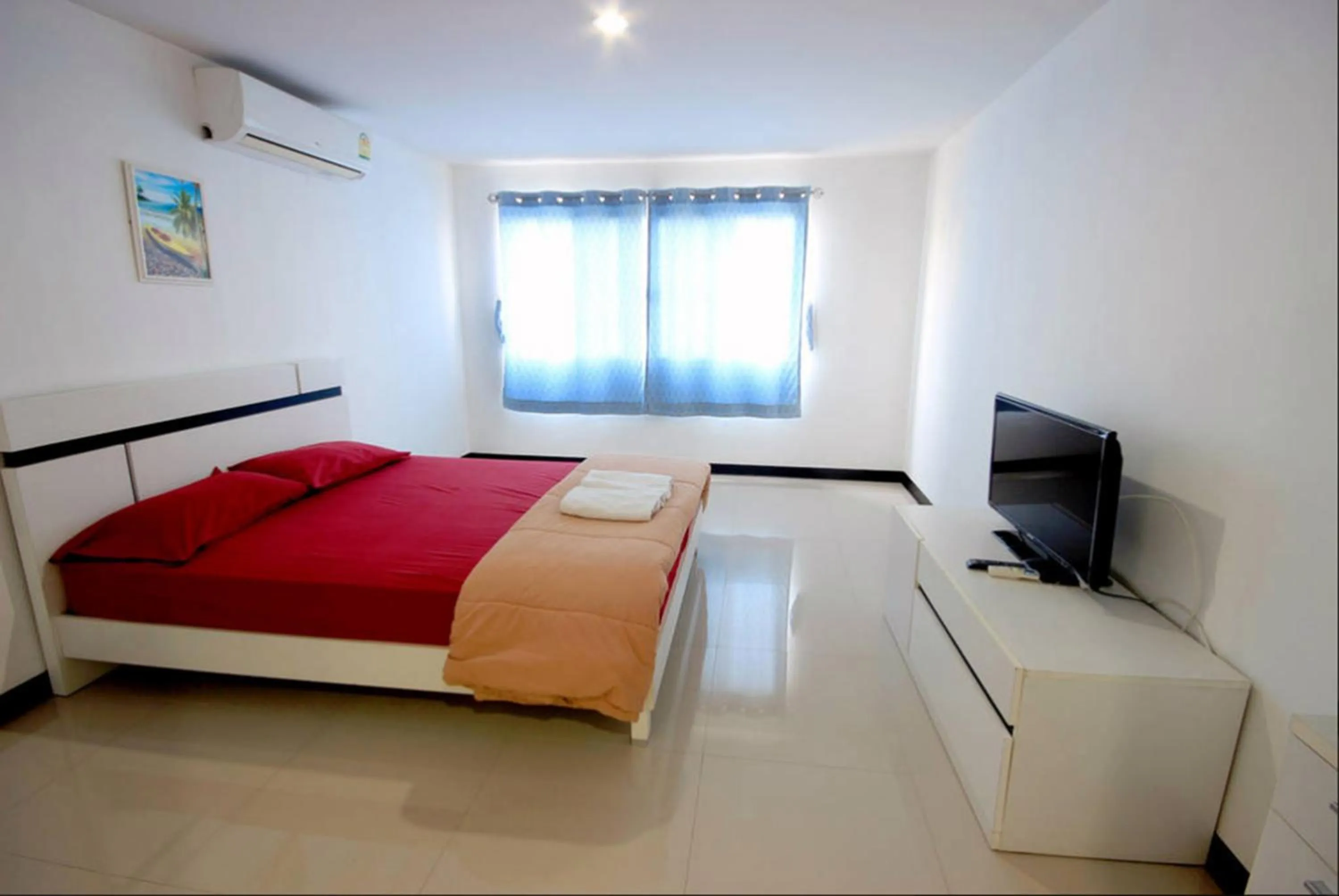 Photo of the whole room in Mouroom