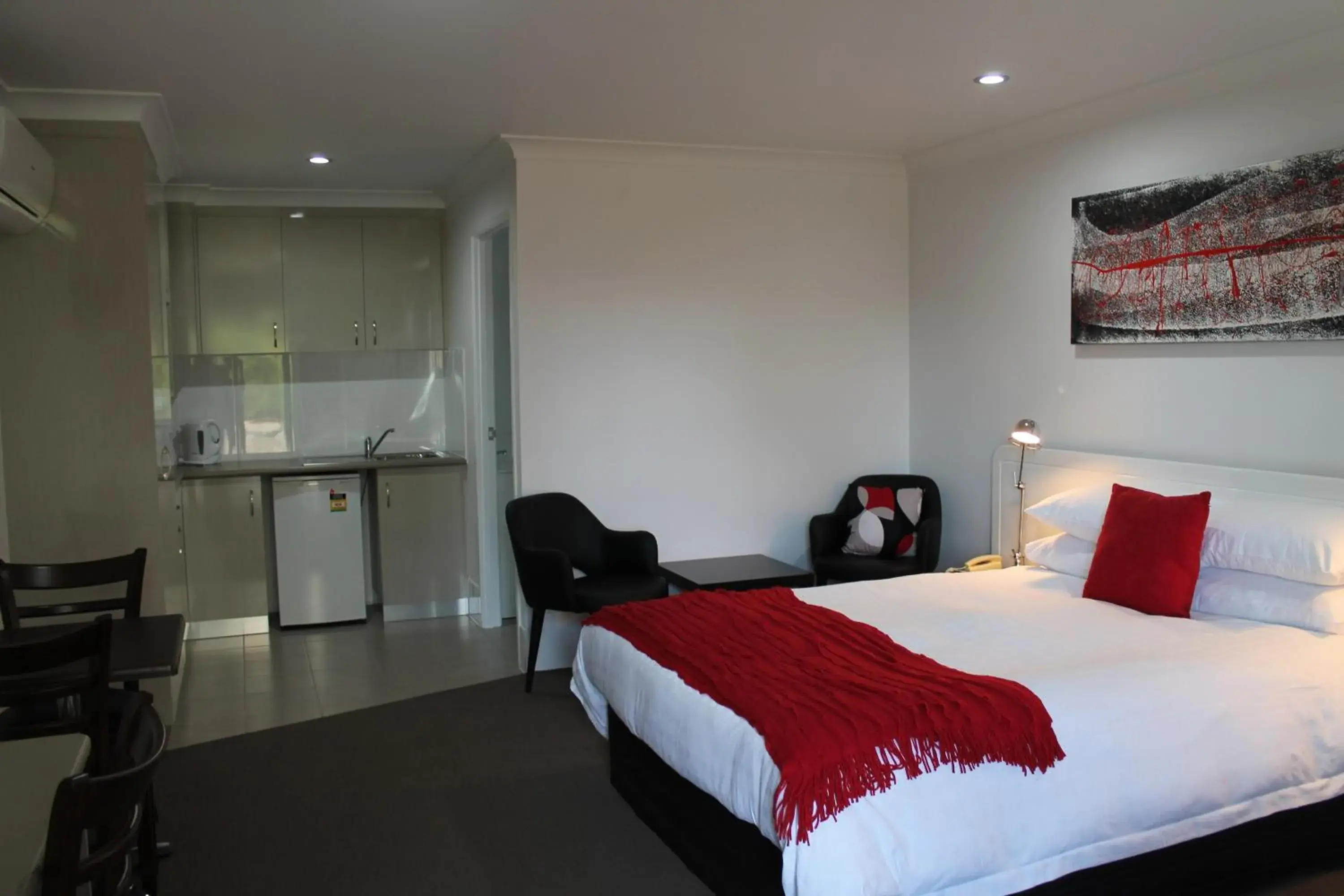 Deluxe Queen Room in Alexander Motel Deluxe Queen Room in Alexander Motel