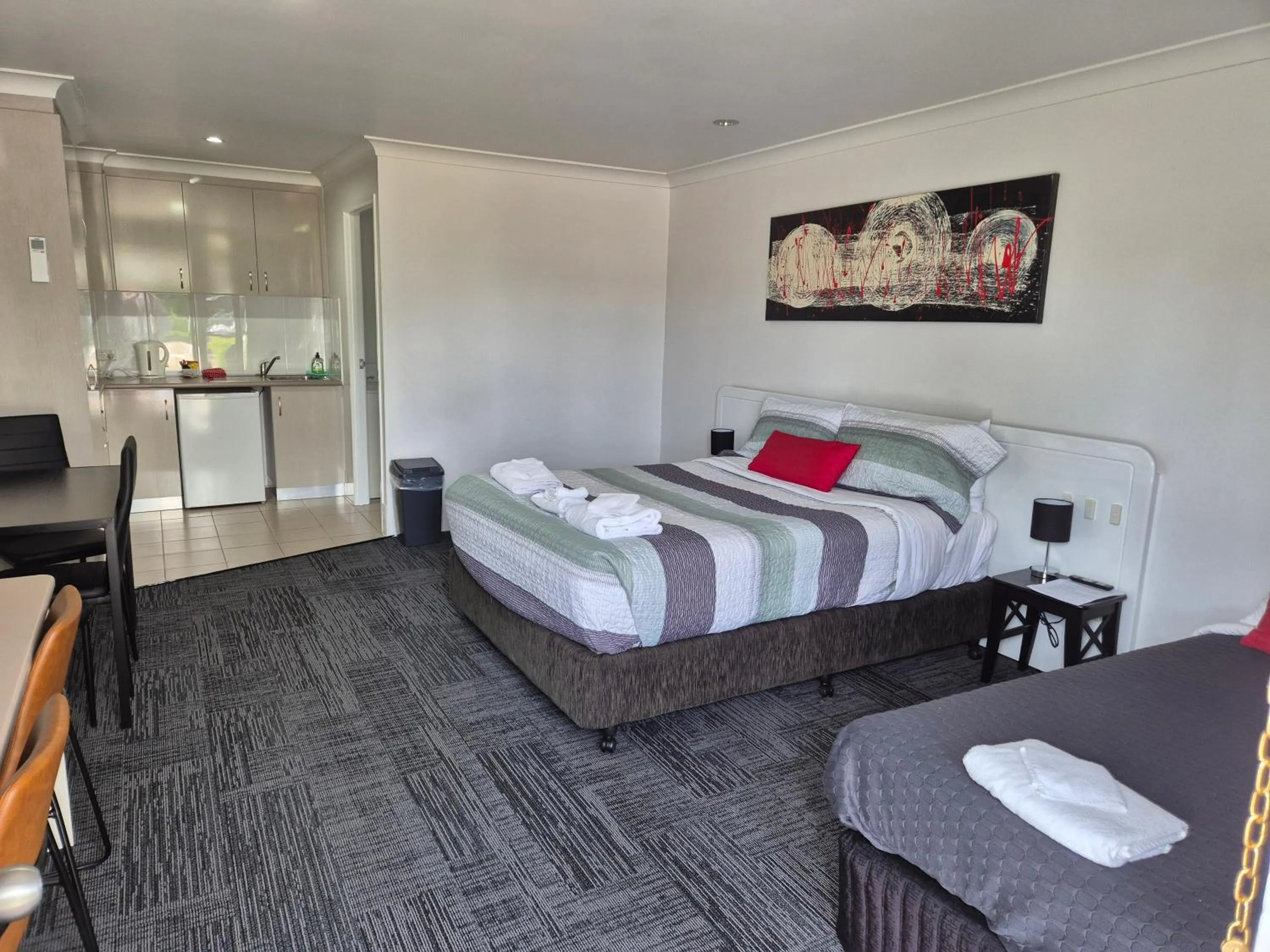 Kitchen or kitchenette, Bed in Alexander Motel