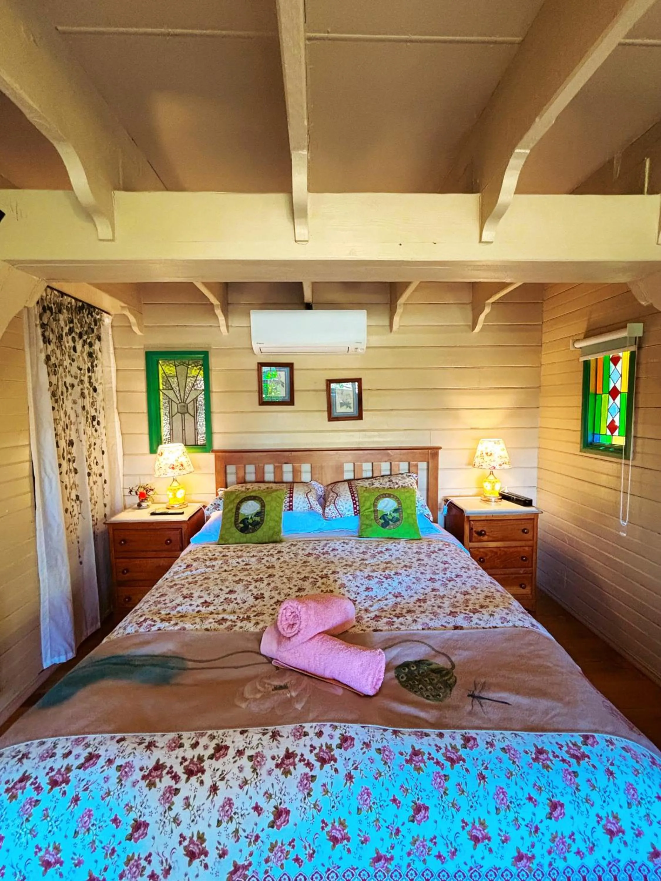 Queen Room with Spa Bath in The Goat and Goose Bed & Breakfast