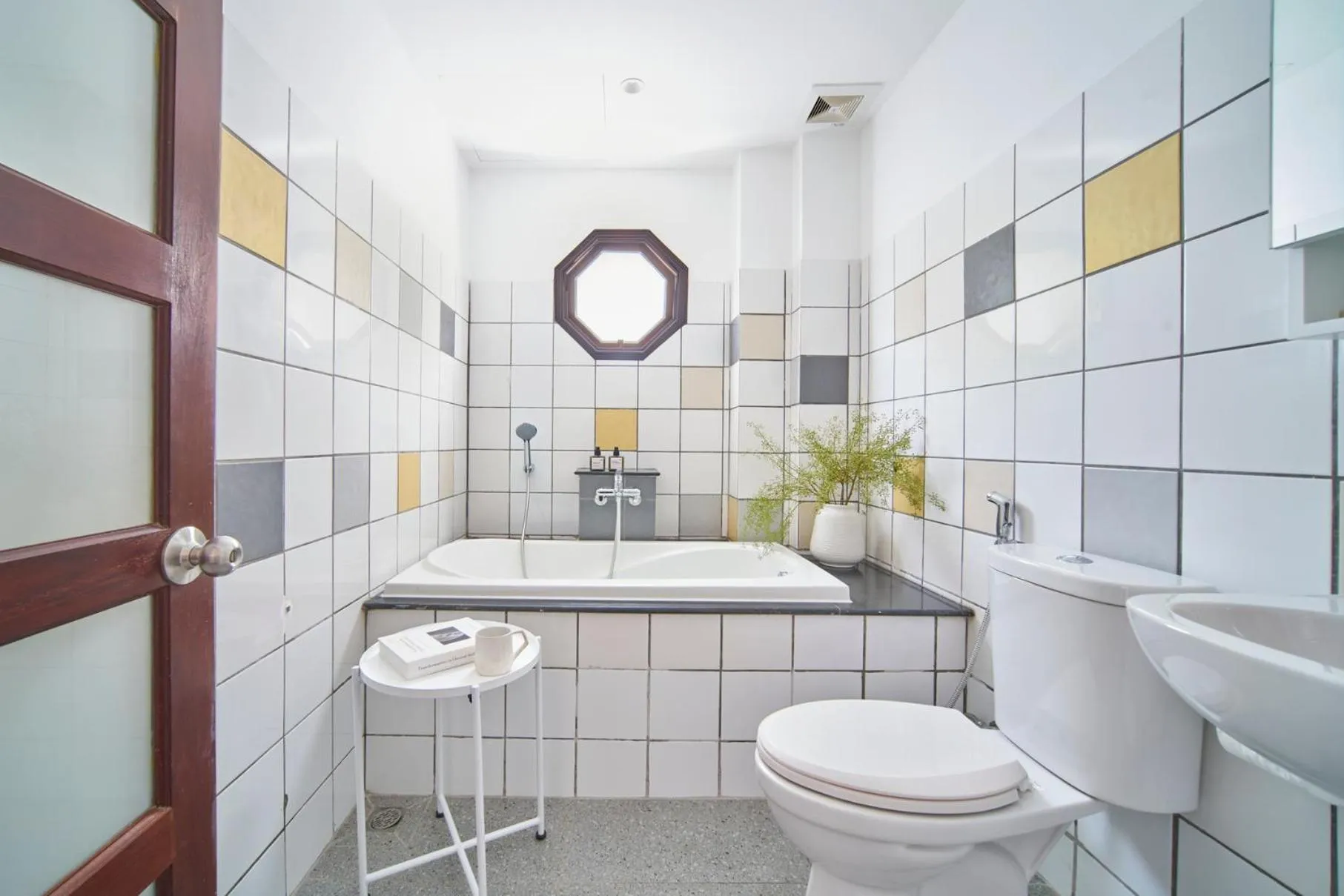 Shower in M Village Living Cách Mạng Tháng 8