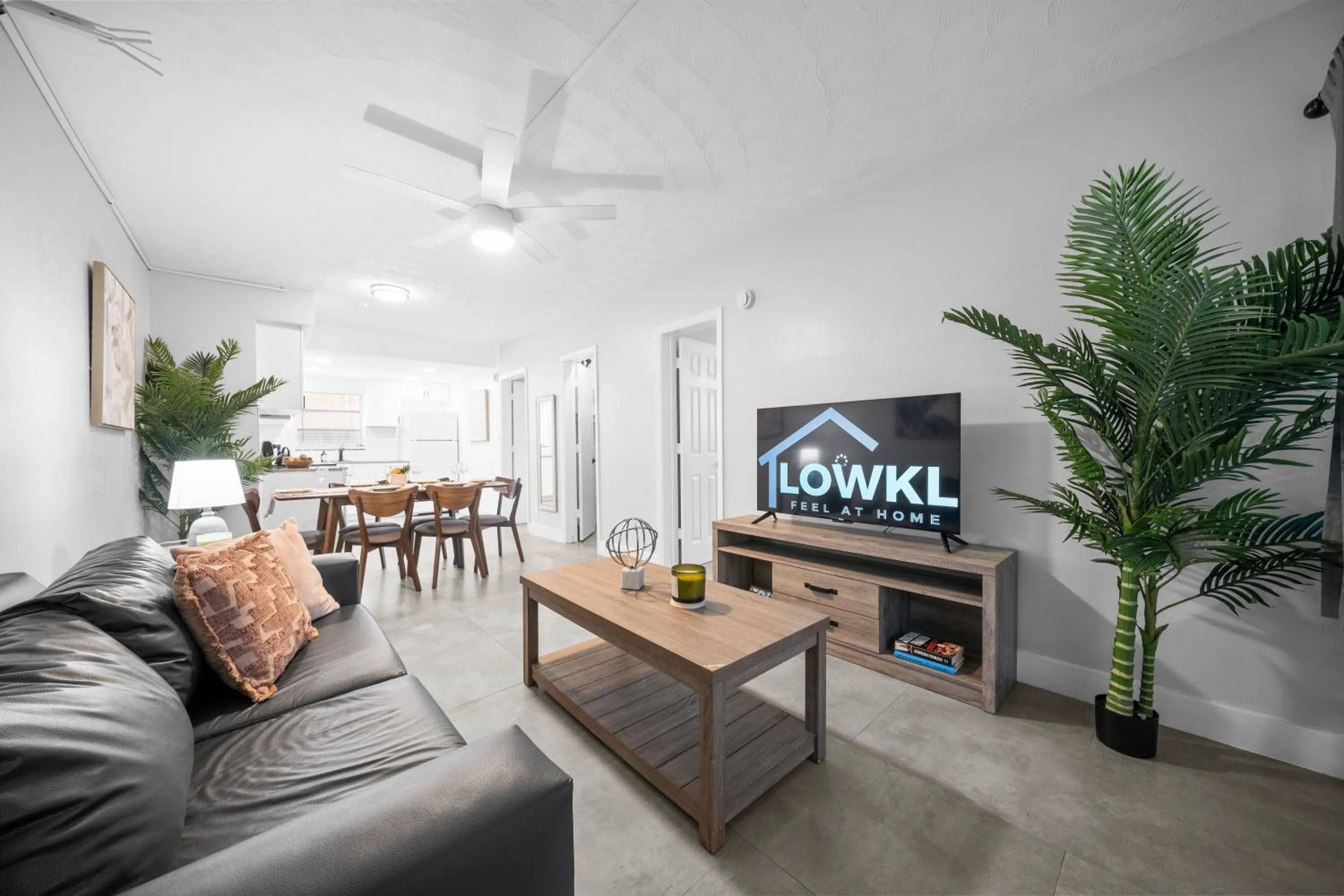 Communal lounge/ TV room in Holiday Park Apartments by Lowkl